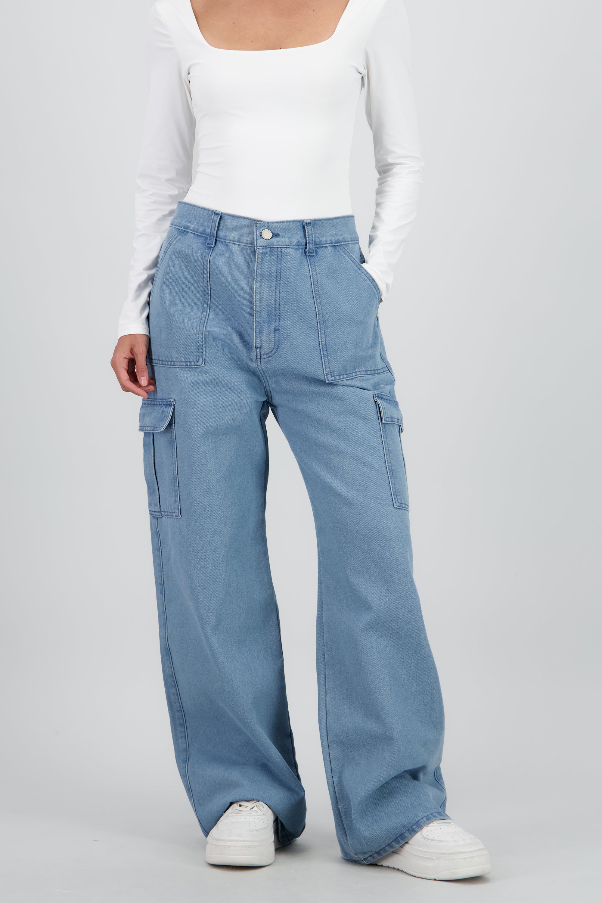 Jeans straight cargo 2 bolsas BLEACHED