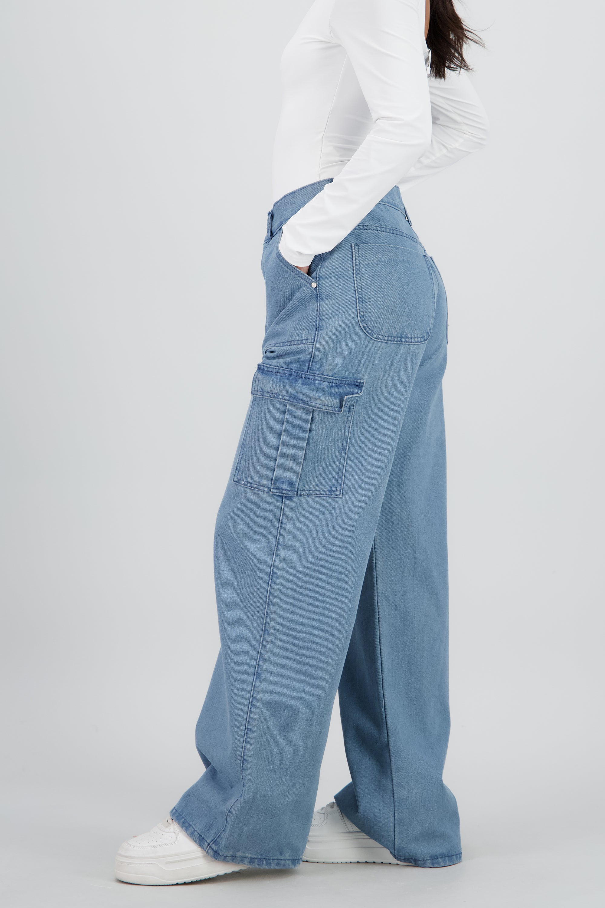 Jeans straight cargo 2 bolsas BLEACHED