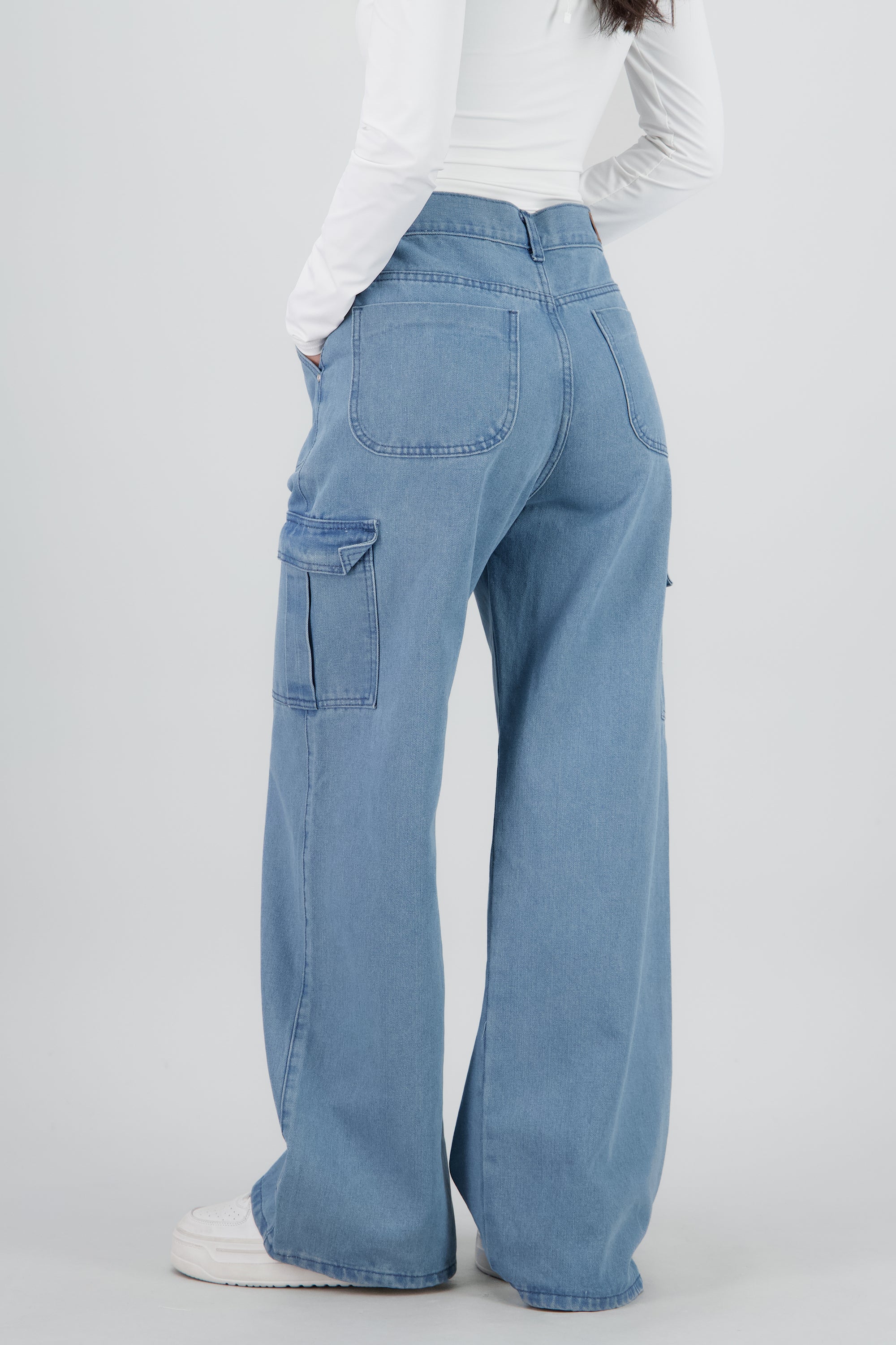 Jeans straight cargo 2 bolsas BLEACHED