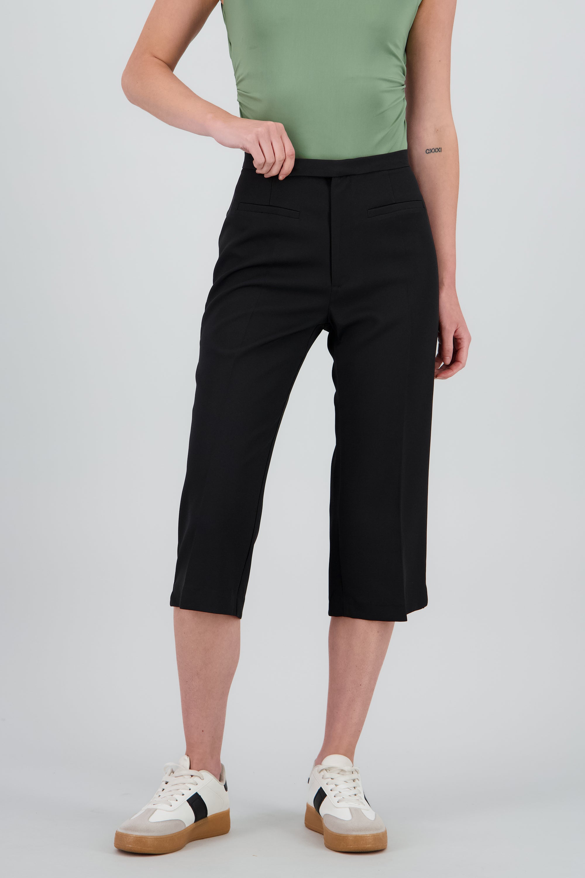 Pantalon capri detalle pretina NEGRO