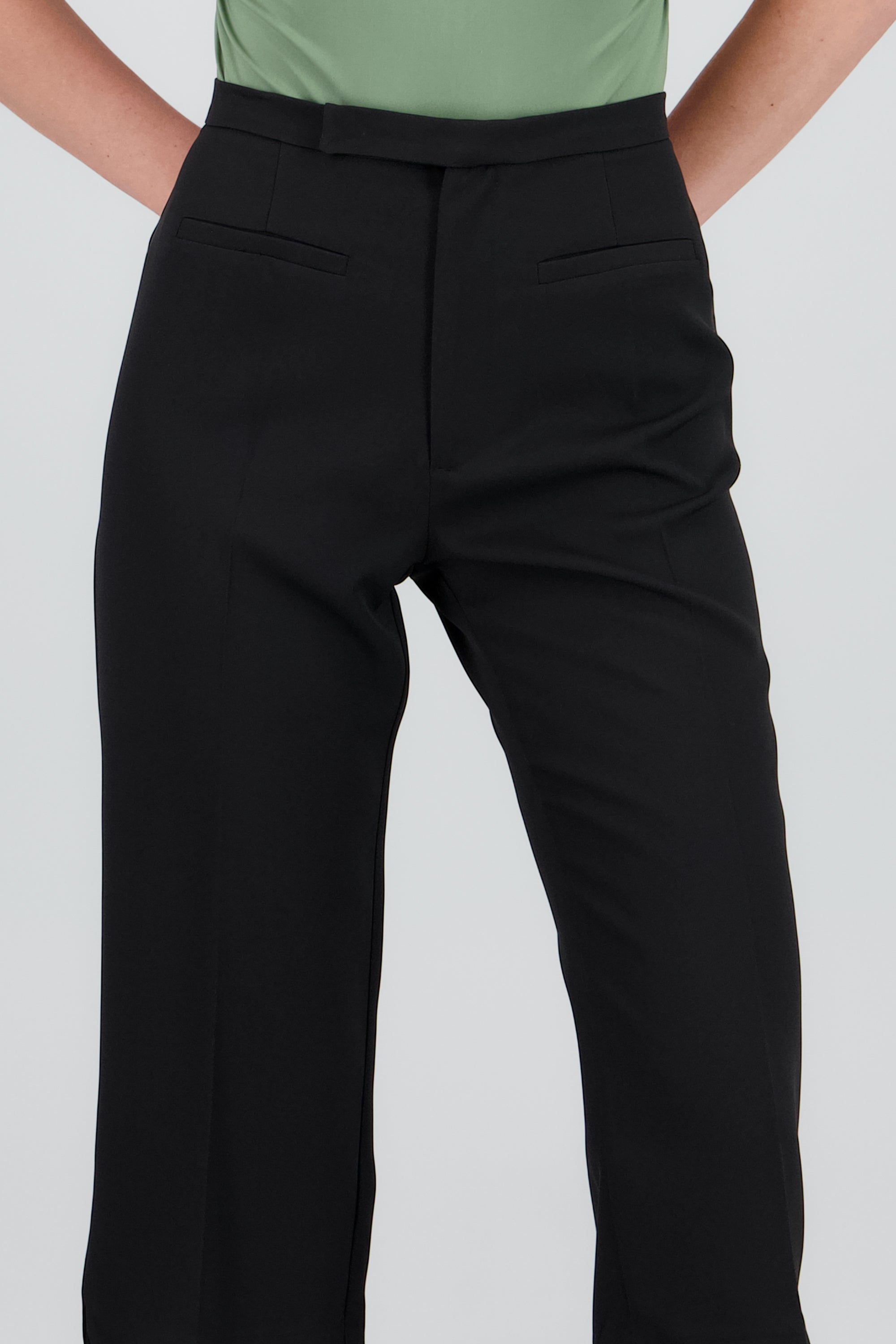 Pantalon capri detalle pretina NEGRO