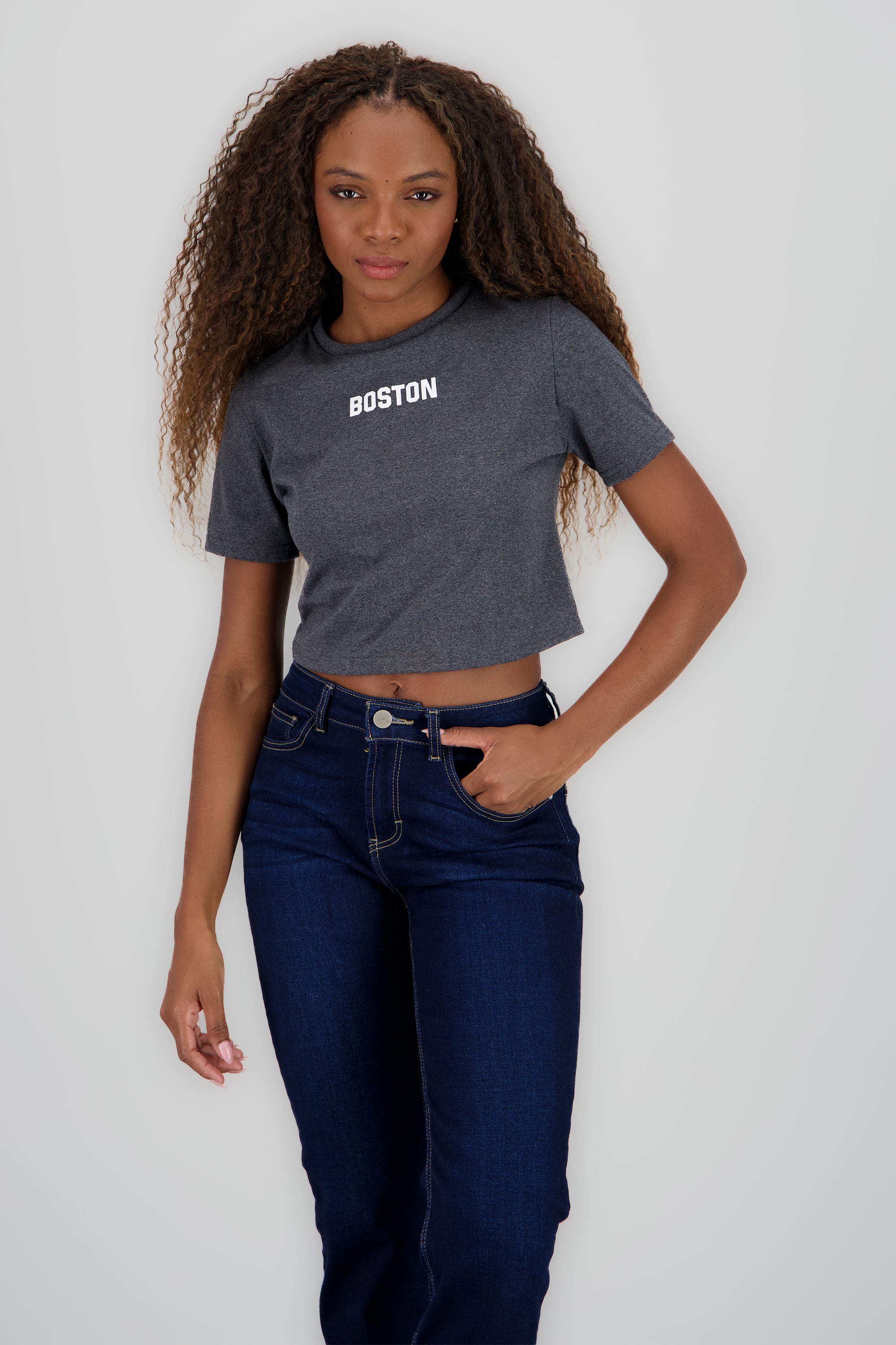 Playera crop manga corta detalle estampado GRIS OBSCURO