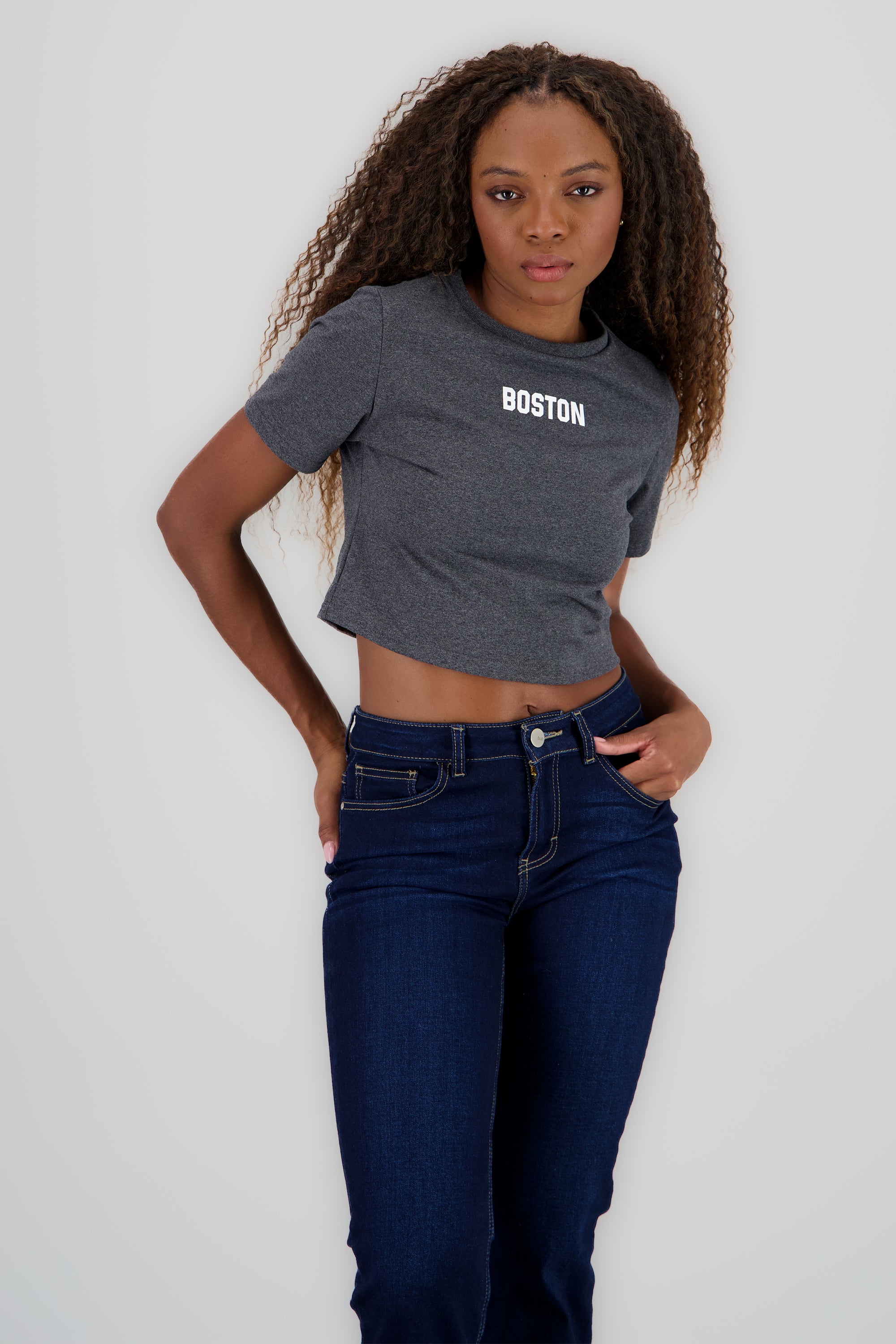 Playera crop manga corta detalle estampado GRIS OBSCURO
