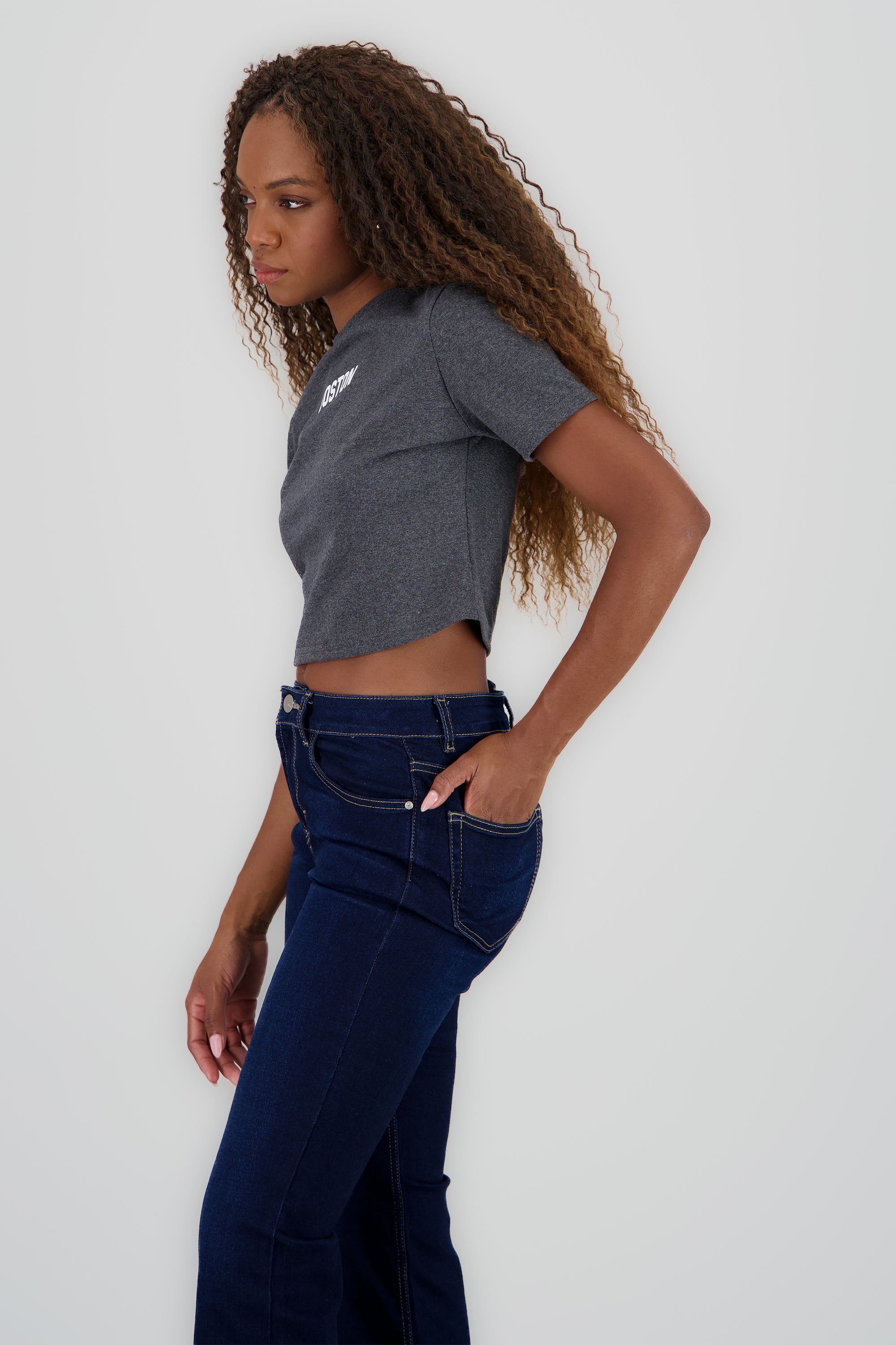 Playera crop manga corta detalle estampado GRIS OBSCURO
