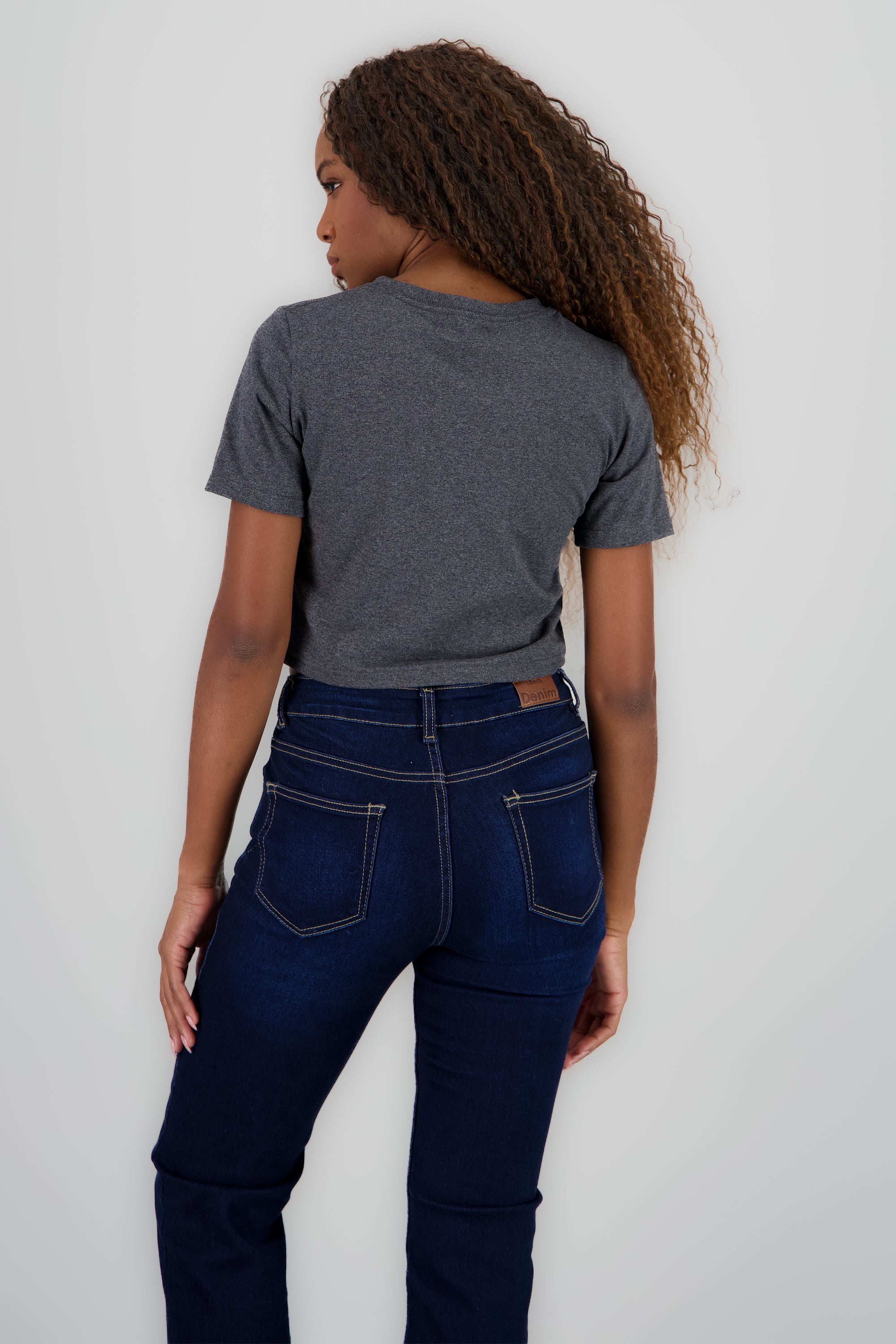 Playera crop manga corta detalle estampado GRIS OBSCURO