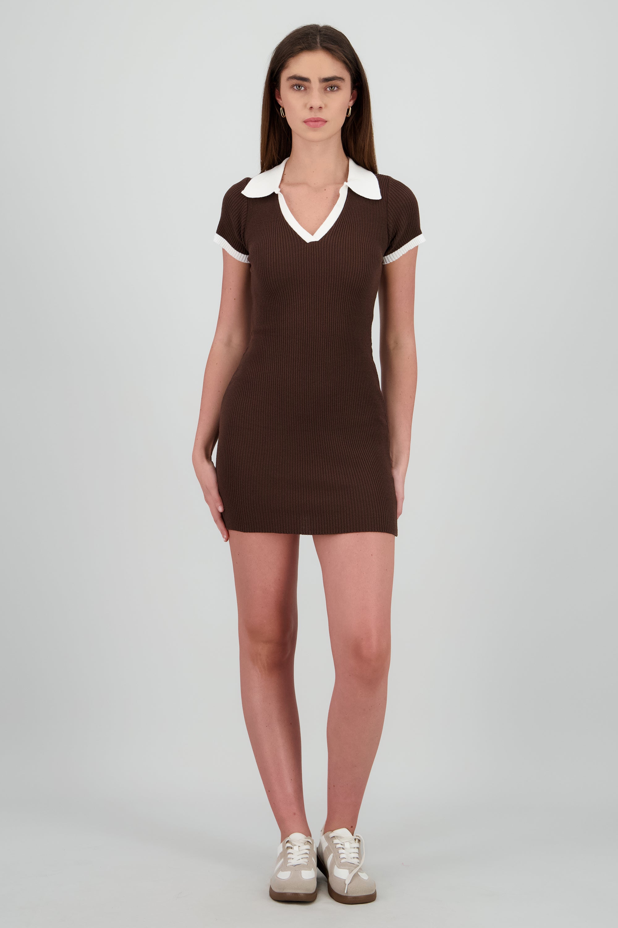 Vestido mini con cuello polo CHOCOLATE