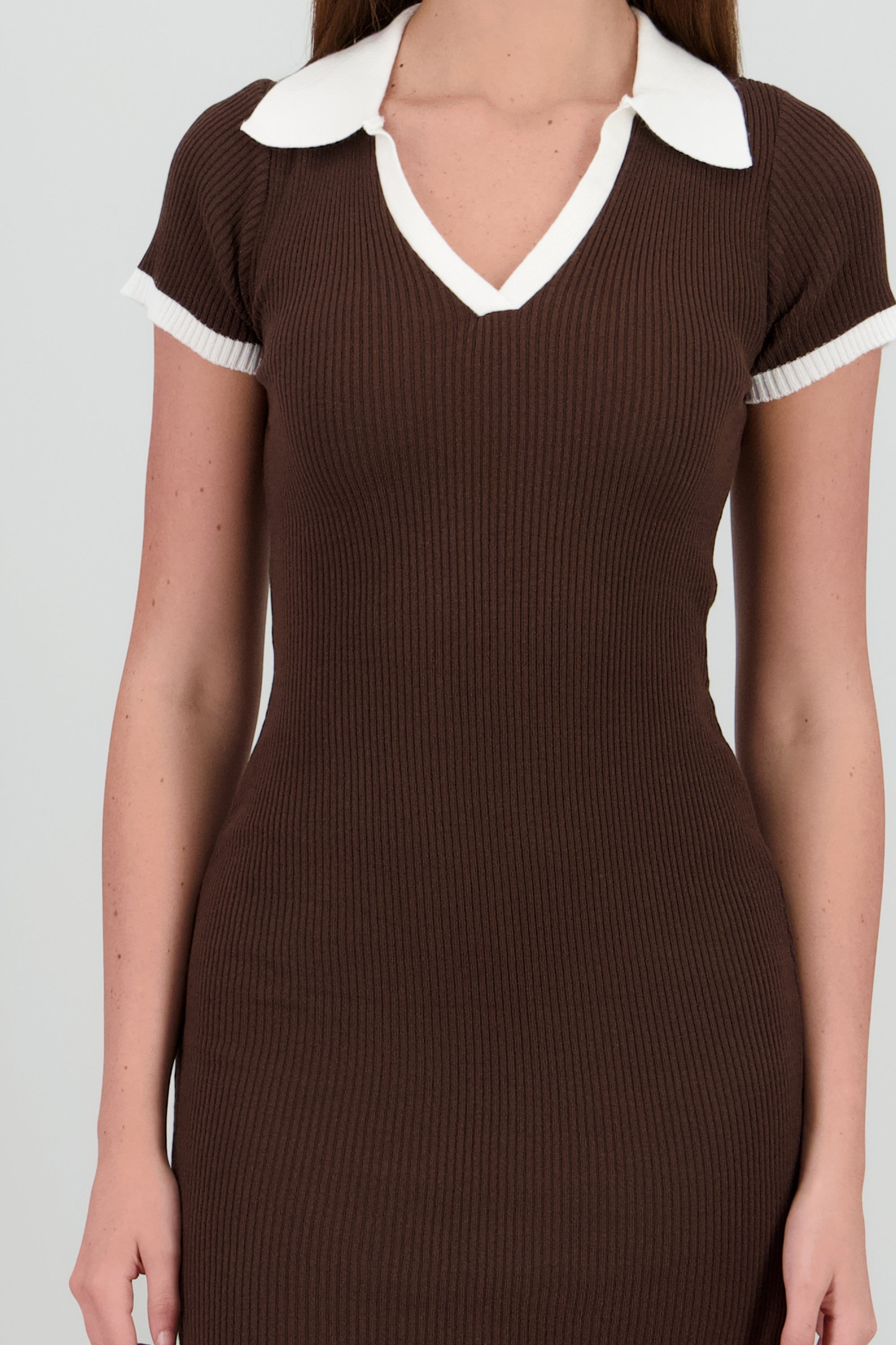 Vestido mini con cuello polo CHOCOLATE