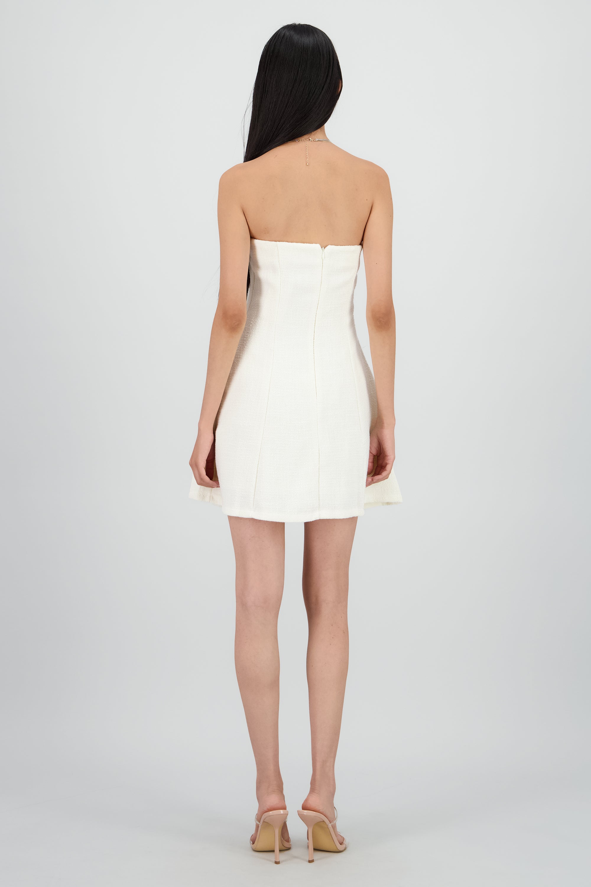 VESTIDO CON DETALLE DE FLOR CREMA