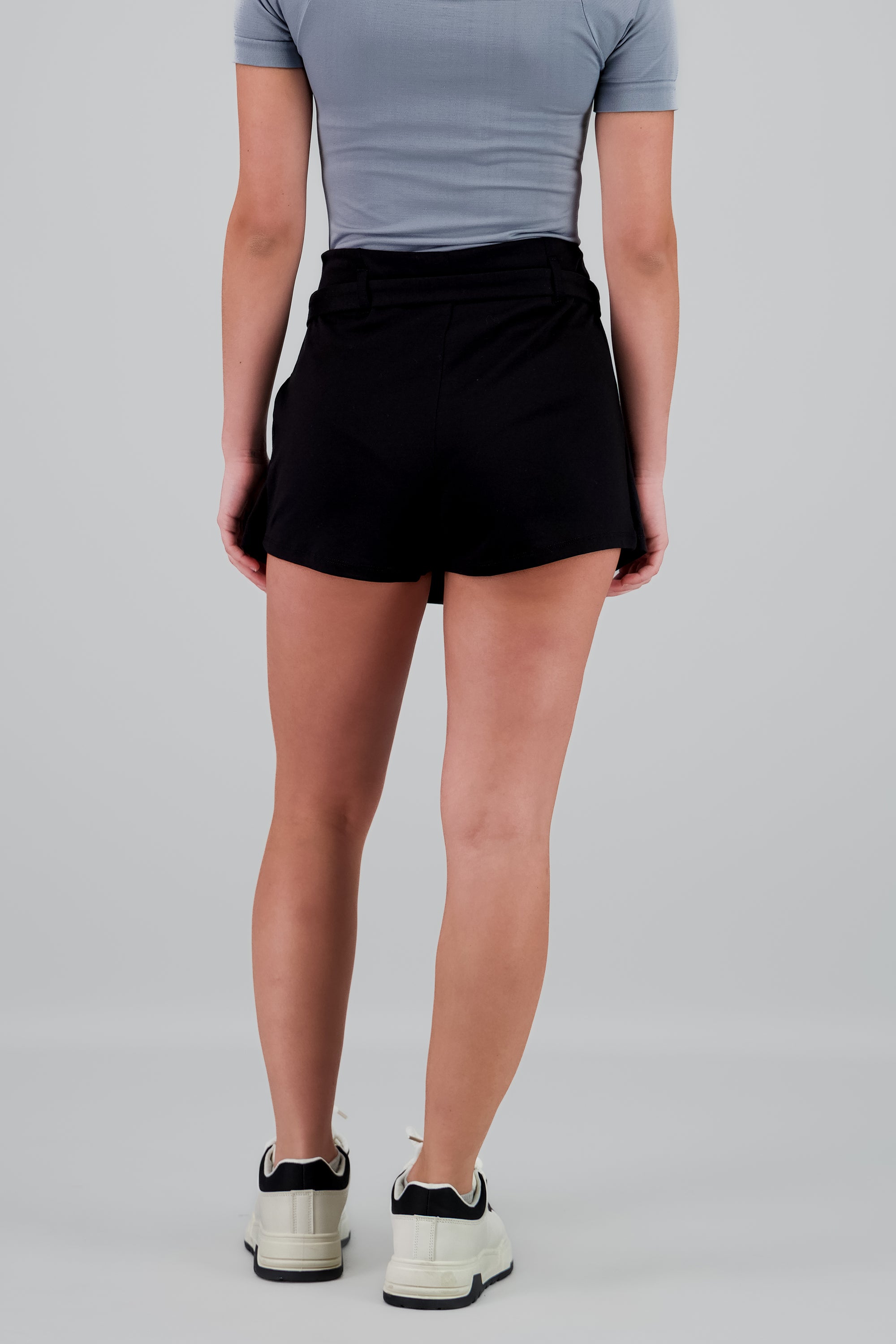 Falda short con cinturon NEGRO