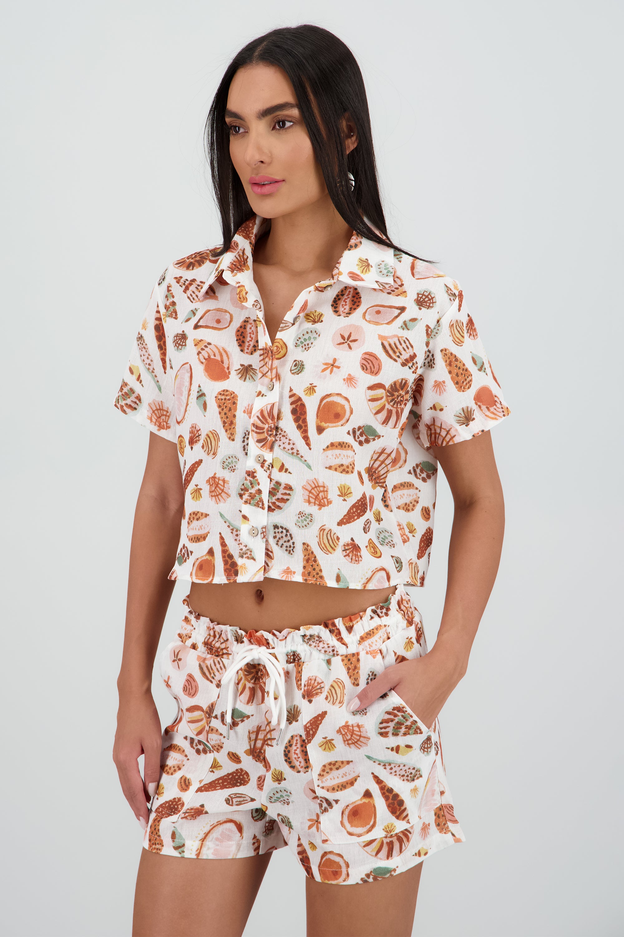 Camisa corta con estampado de conchas MULTICOLOR