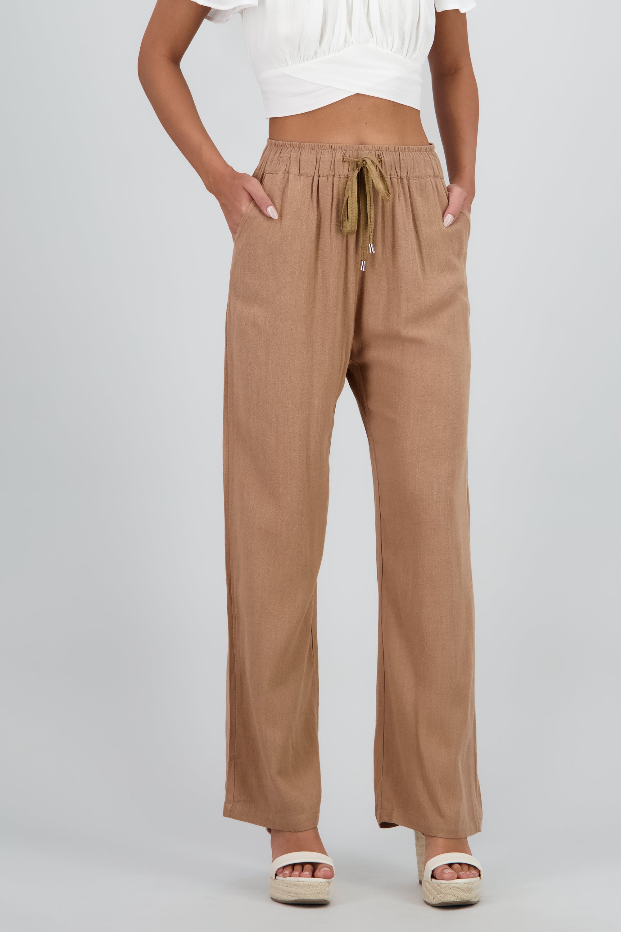 PANTALON DETALLE JARETA CAFE