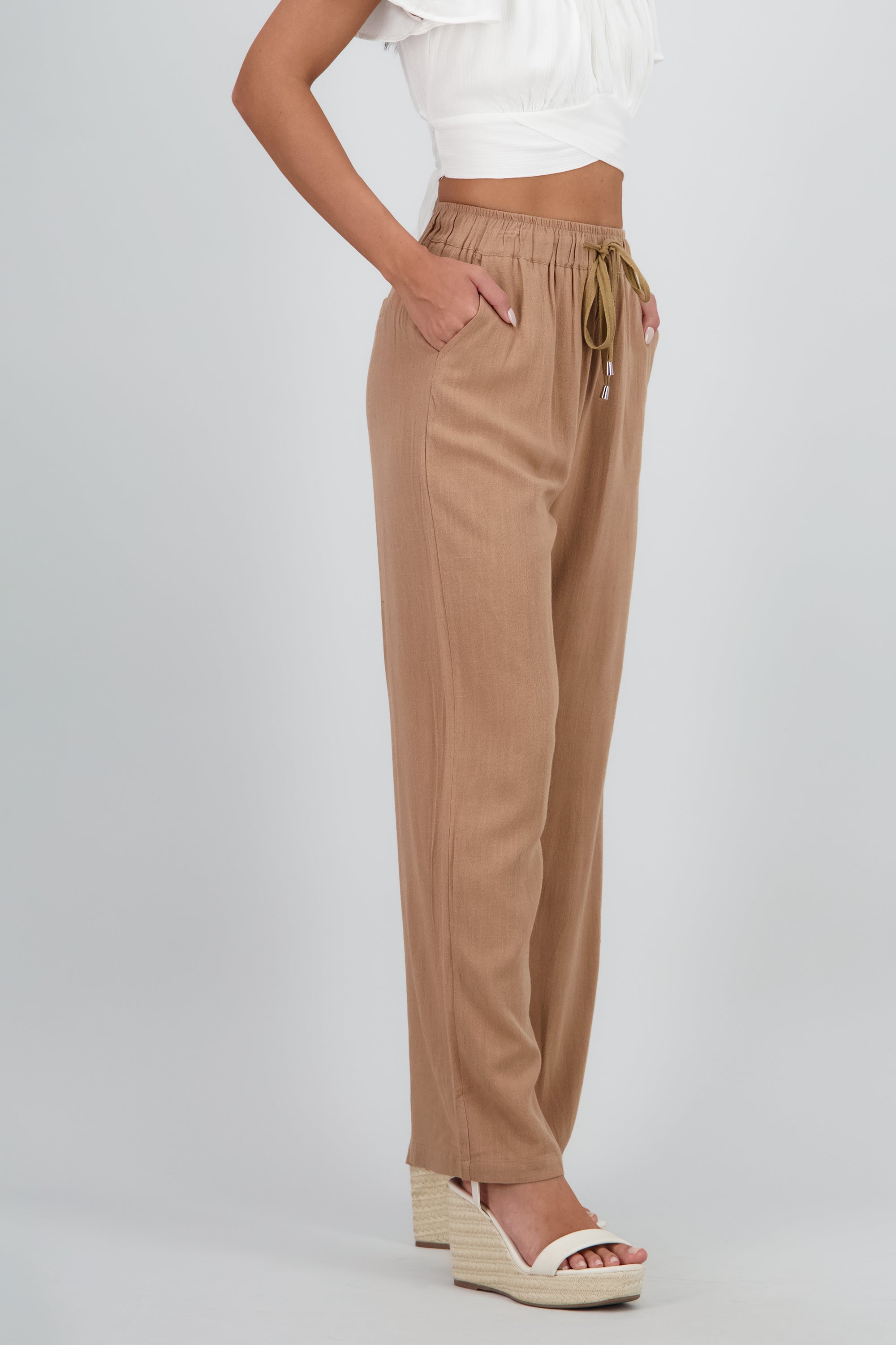 PANTALON DETALLE JARETA CAFE