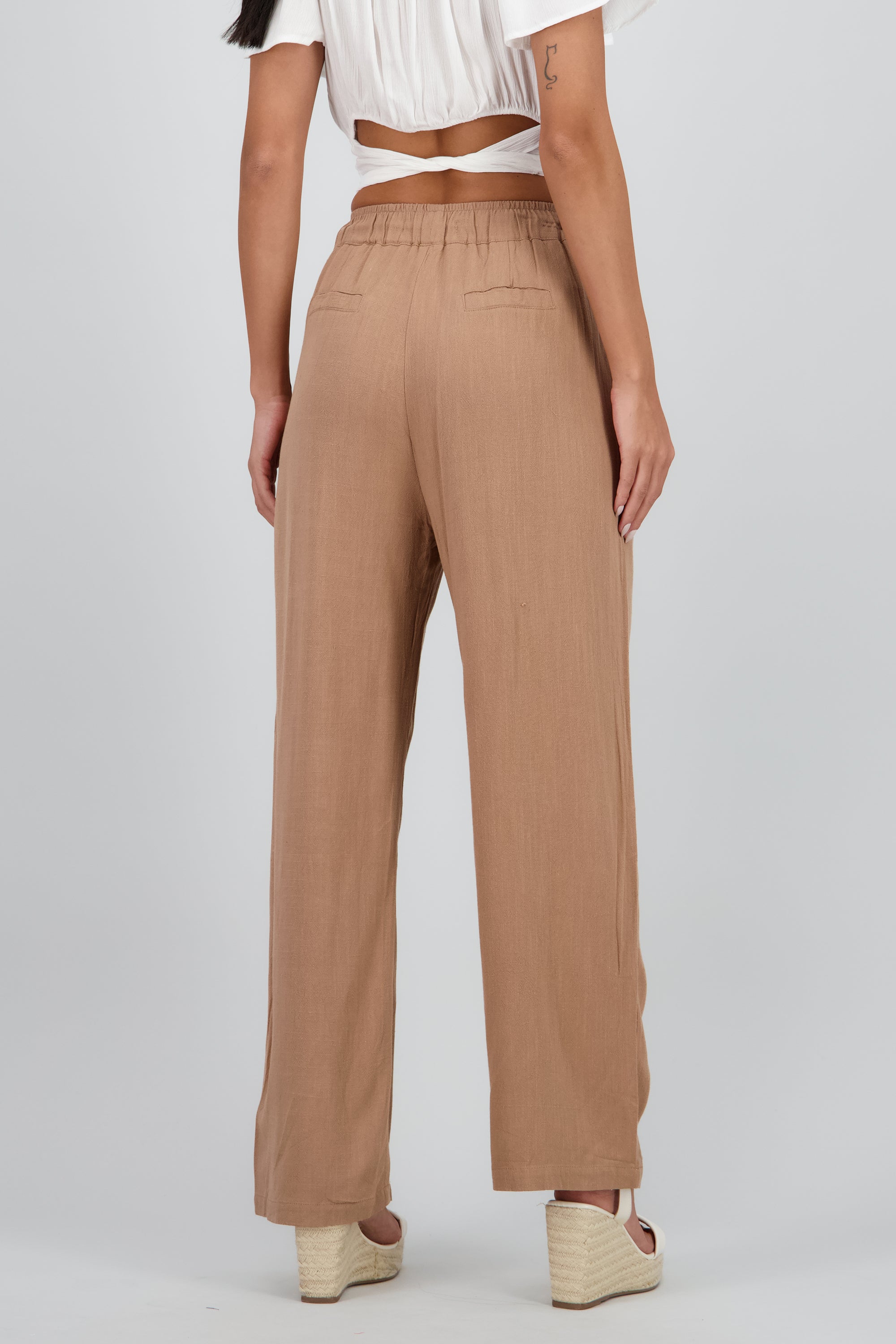 PANTALON DETALLE JARETA CAFE