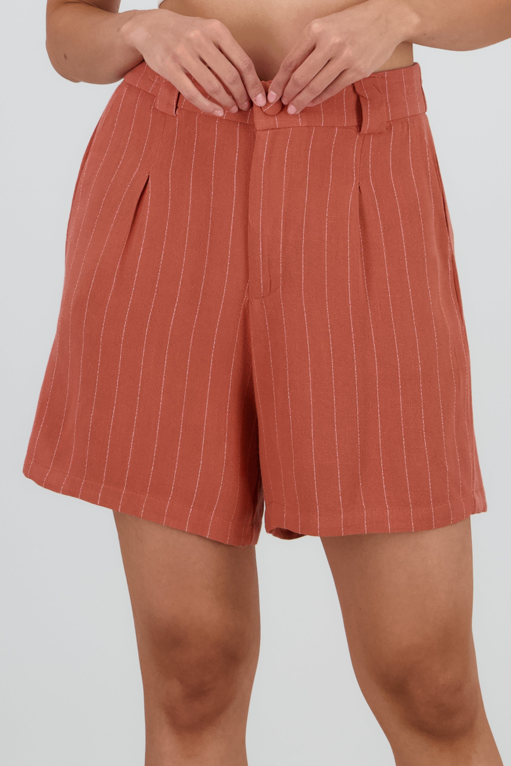SHORTS AMPLIOS RAYAS LADRILLO