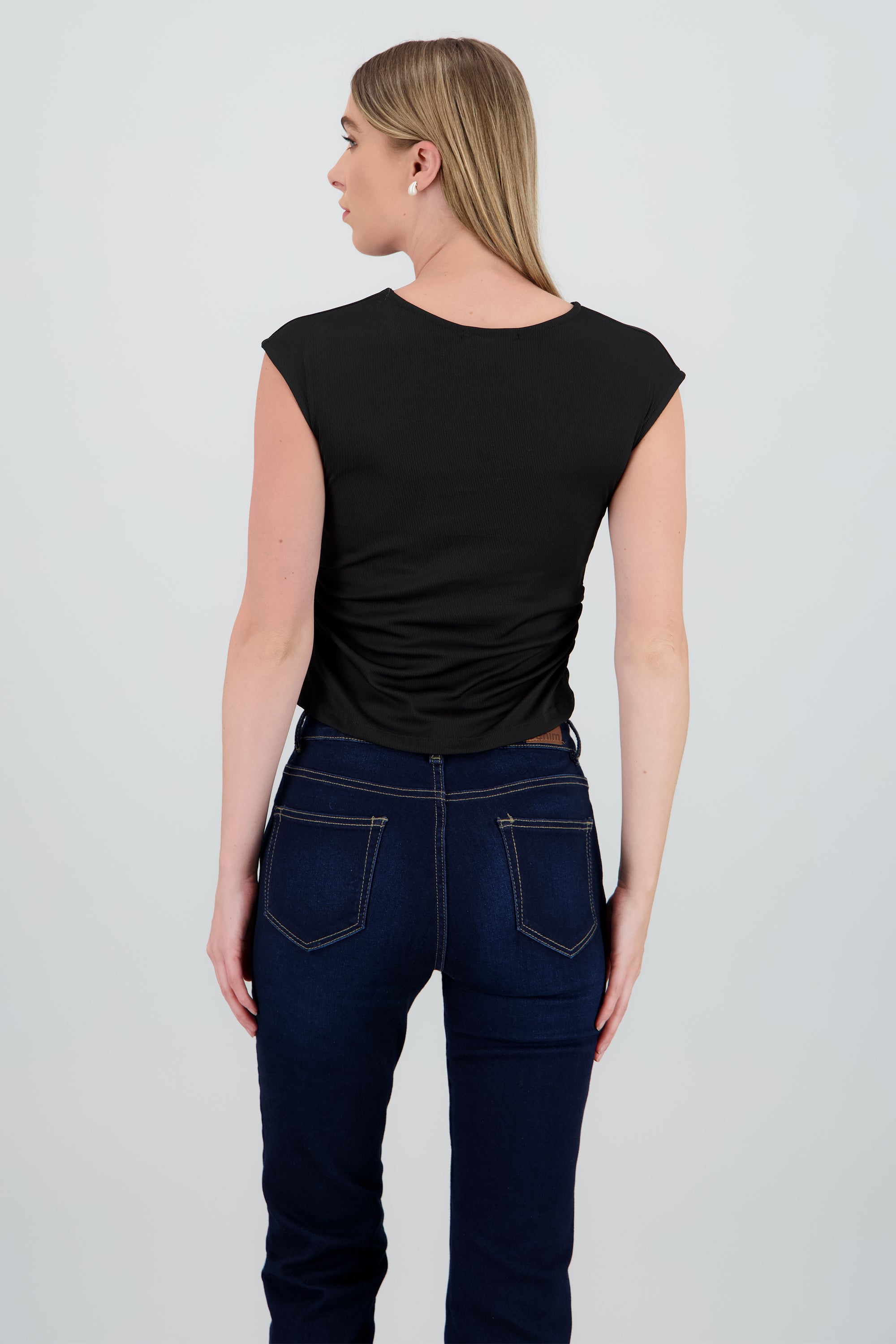 Top cuello alto sin mangas de rib NEGRO