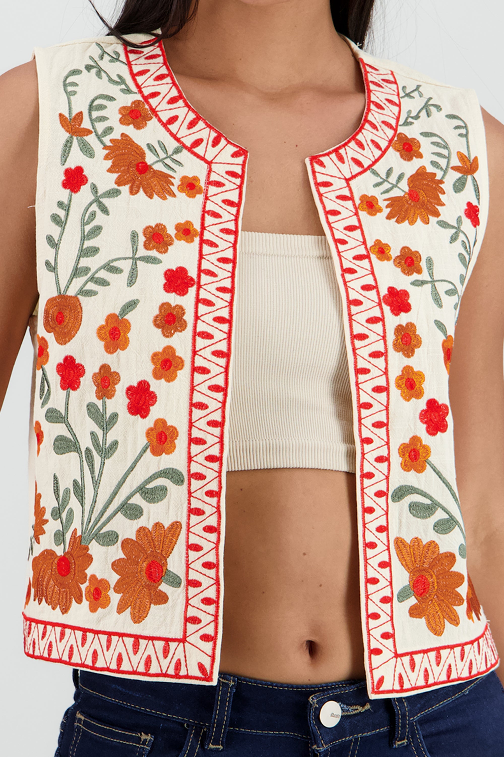 Chaleco detalle bordado flores CREMA