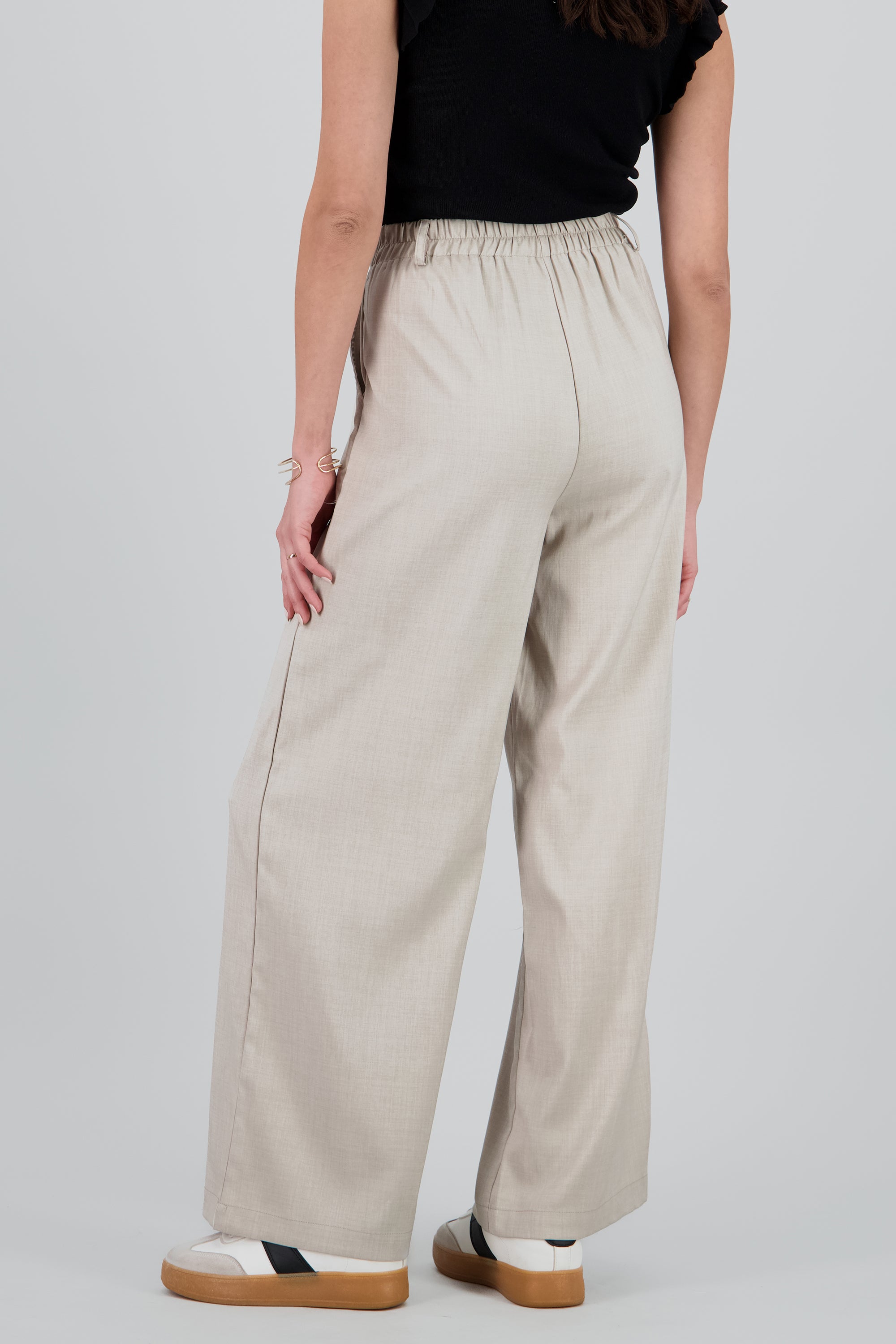 Pantalon sastreado detalle pinzas GRIS