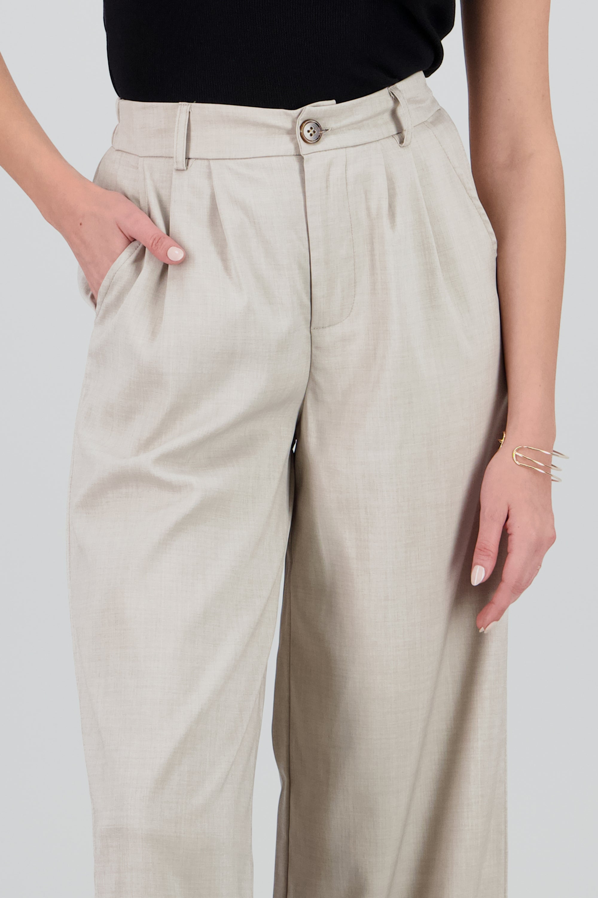 Pantalon sastreado detalle pinzas GRIS