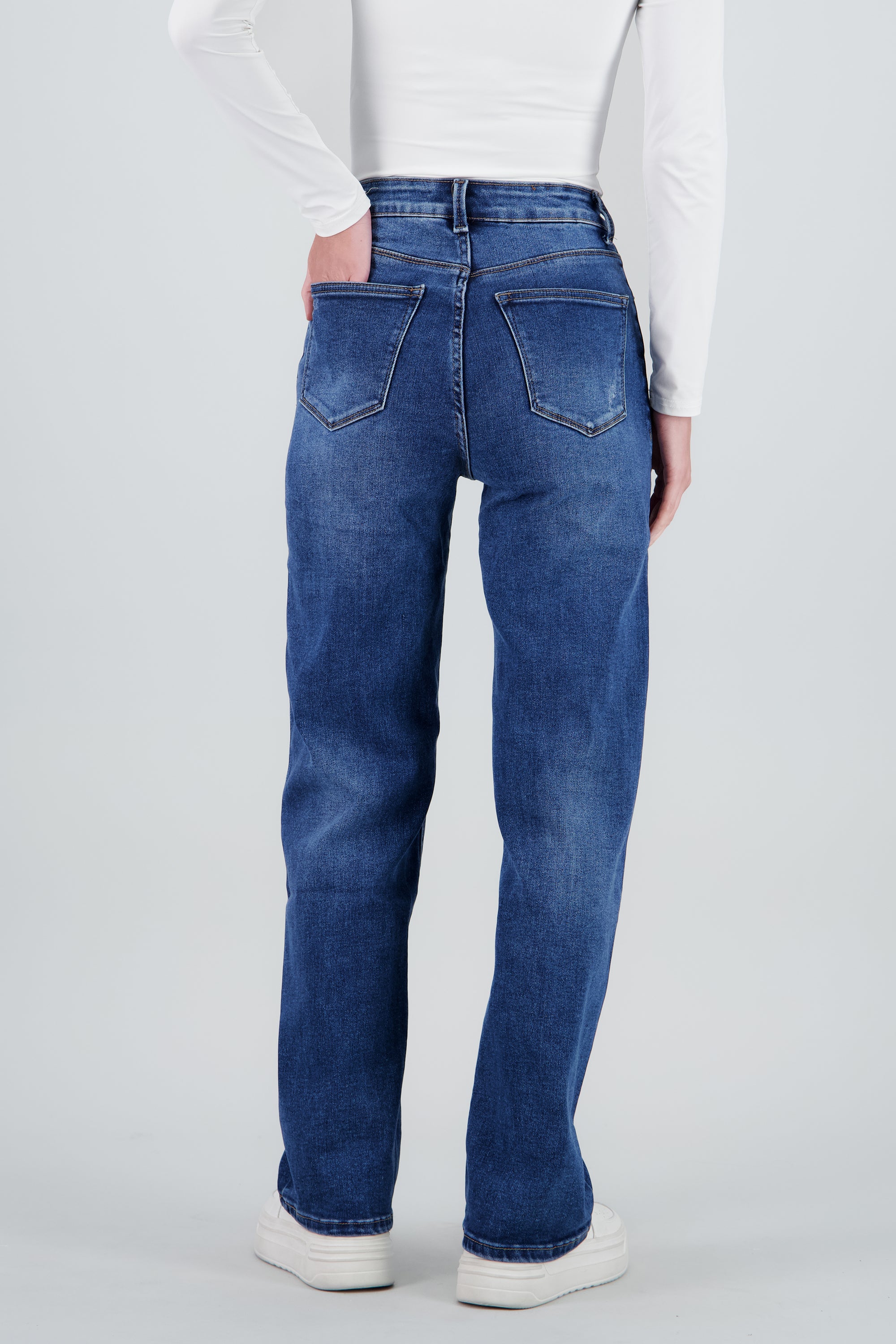Jeans straight básicos MEDIUM WASH
