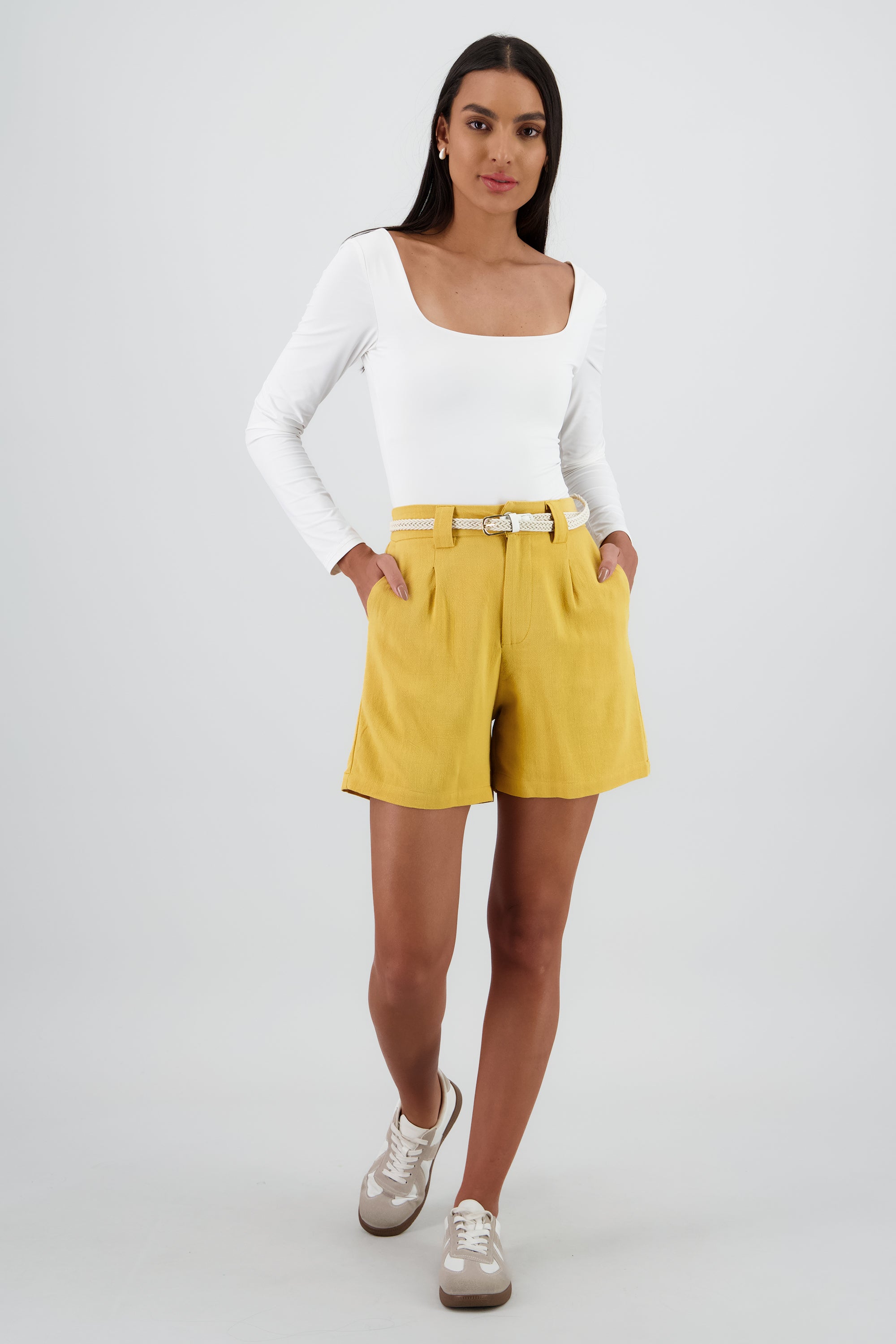 Short liso detalle presillas cinturon AMARILLO