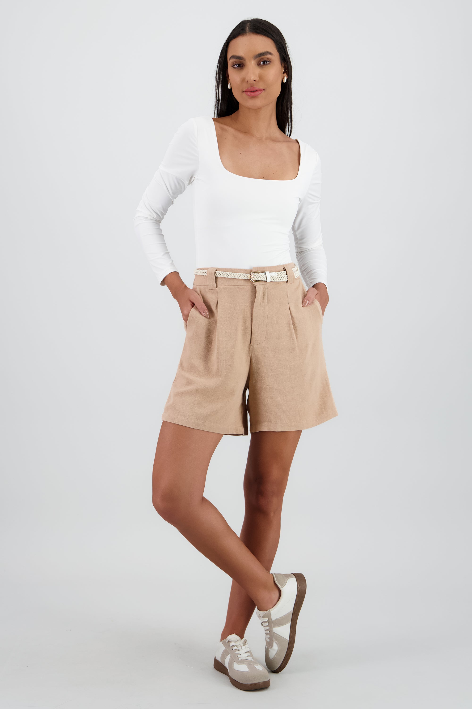 Short liso detalle presillas cinturon CAFE