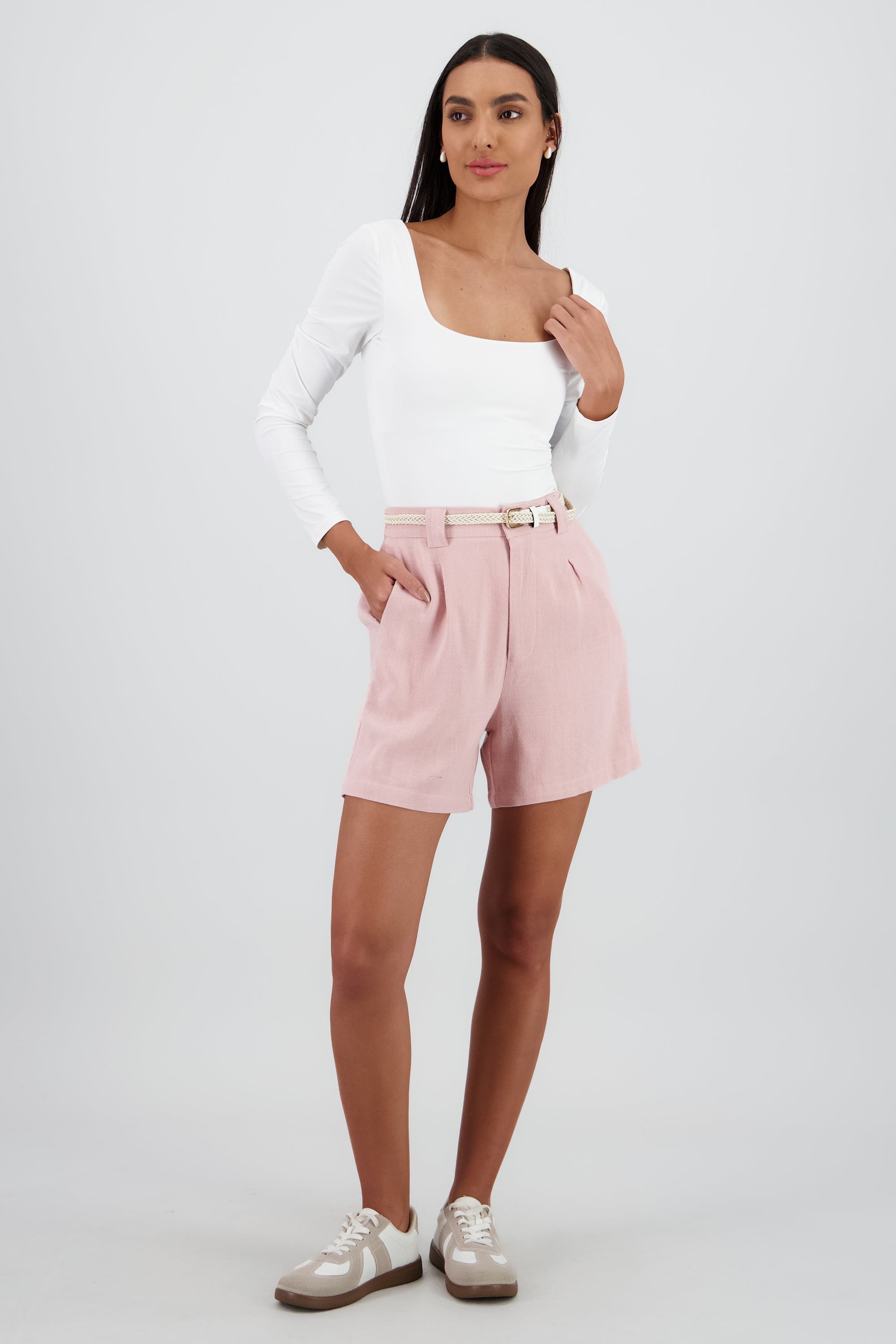 Short liso detalle presillas cinturon ROSA