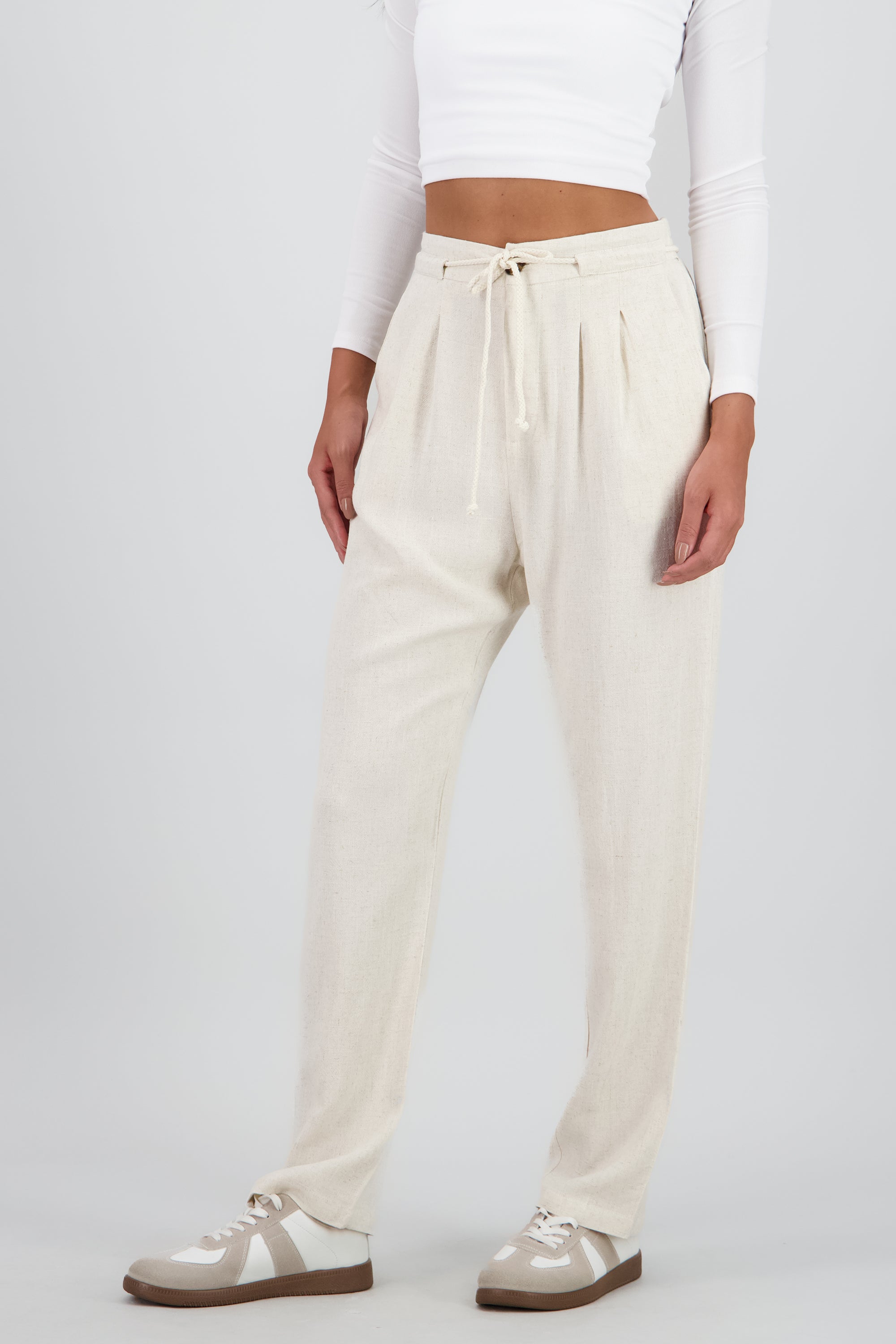 Pantalon recto liso detalle cinturon BEIGE
