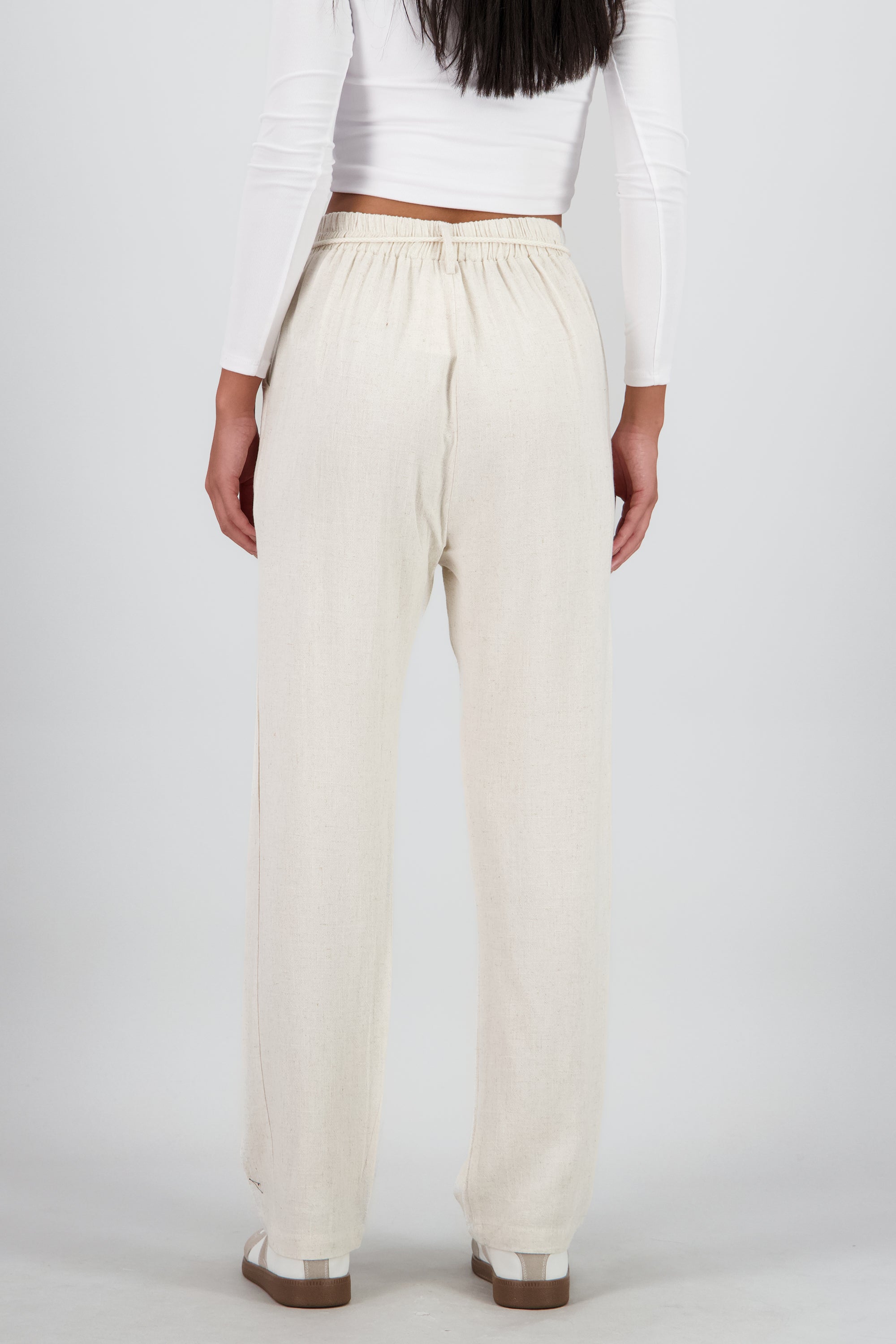 Pantalon recto liso detalle cinturon BEIGE