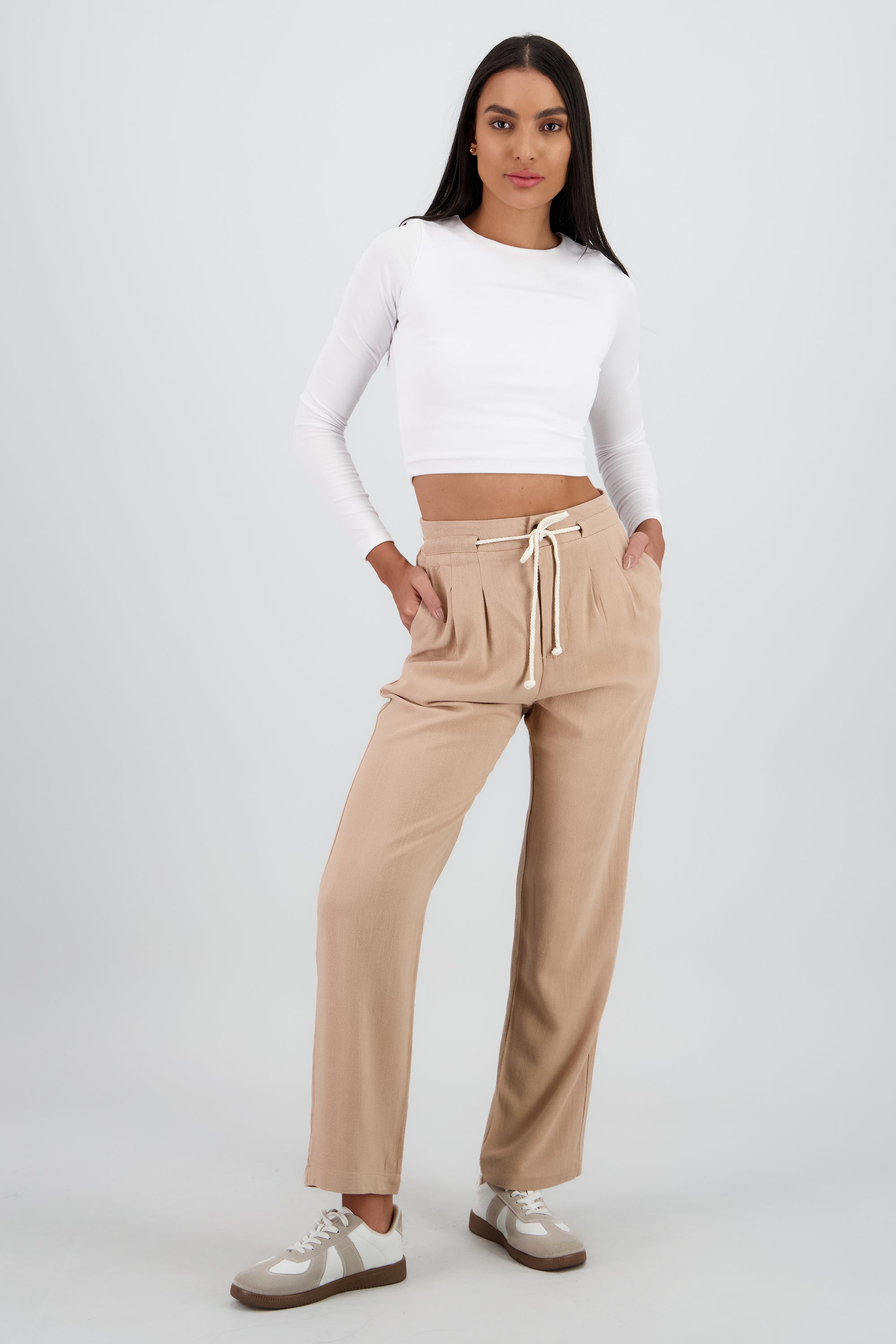 Pantalon recto liso detalle cinturon CAFE