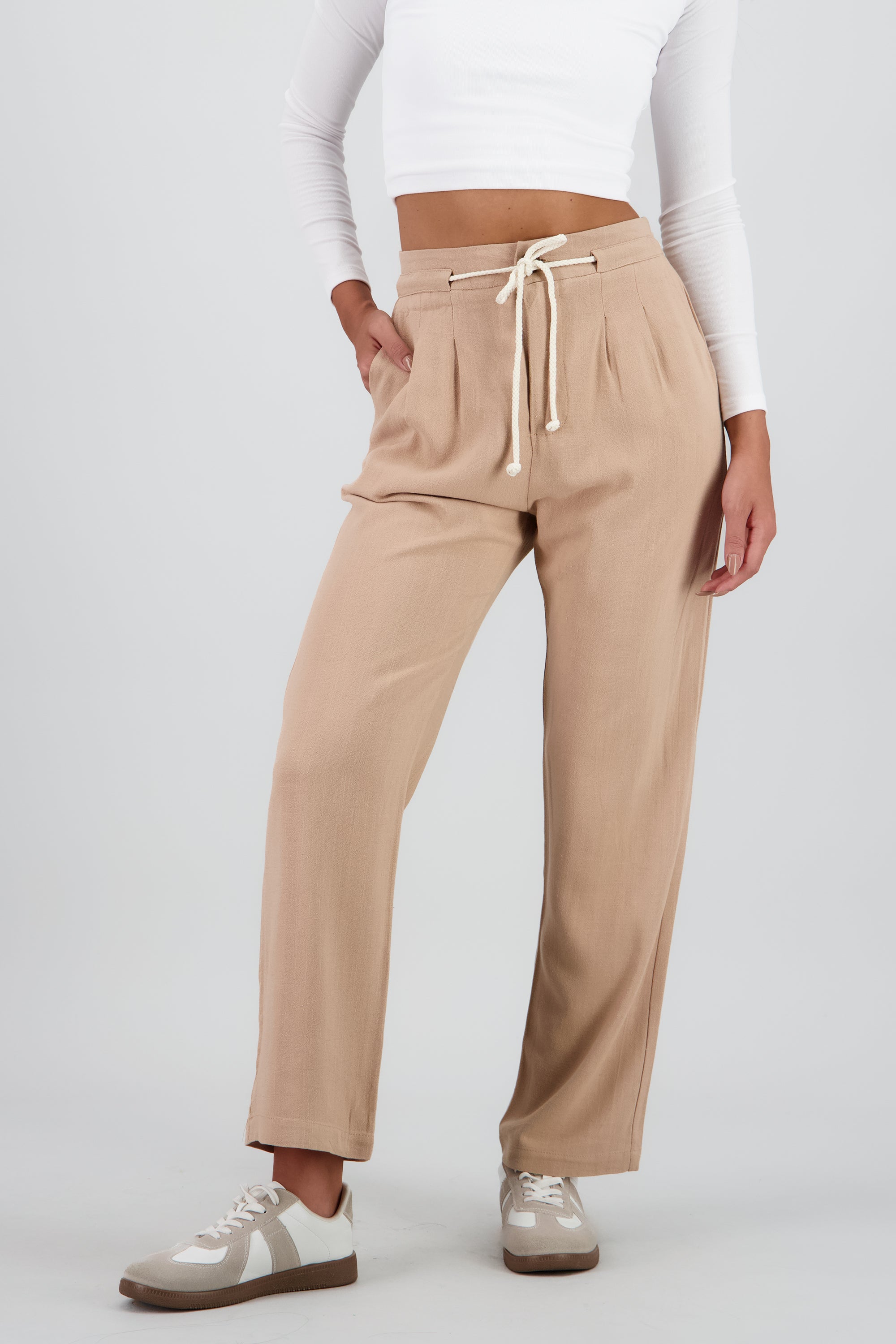 Pantalon recto liso detalle cinturon CAFE