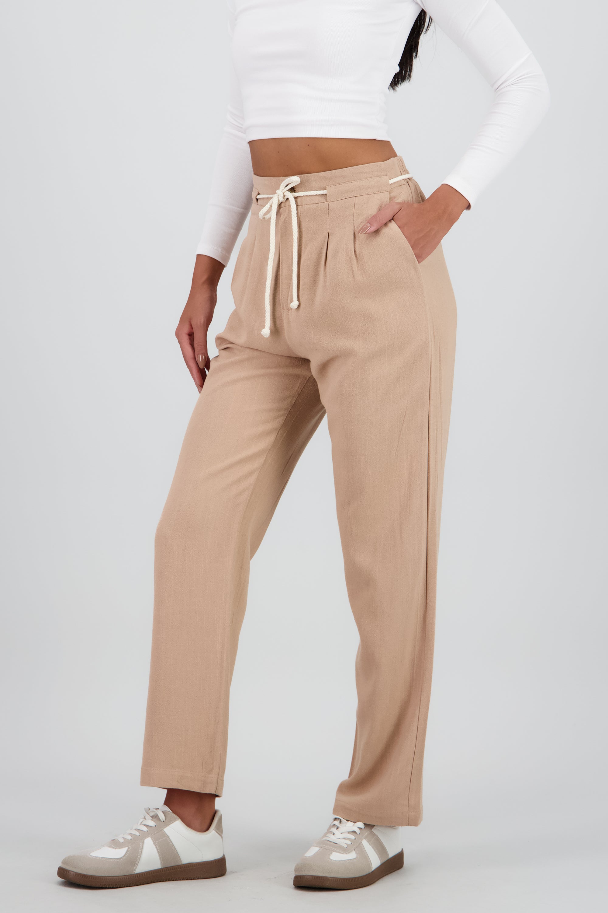 Pantalon recto liso detalle cinturon CAFE
