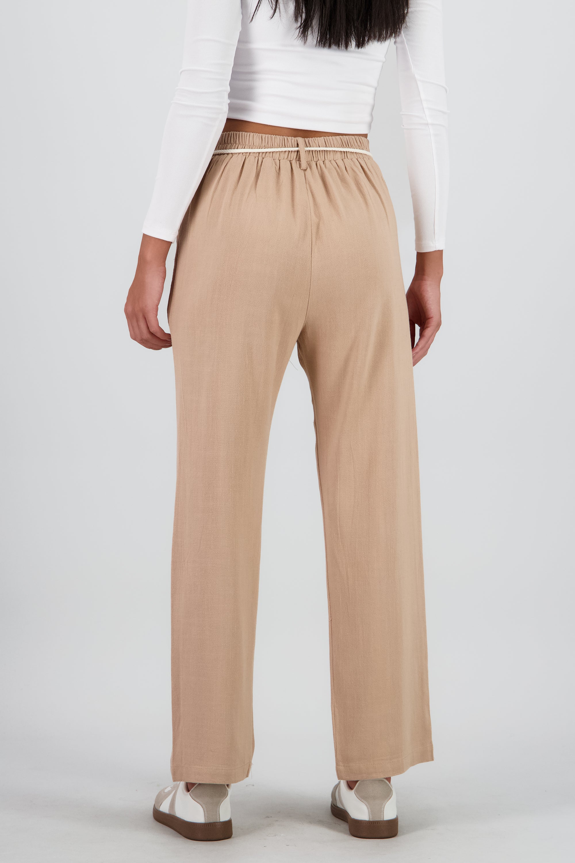 Pantalon recto liso detalle cinturon CAFE