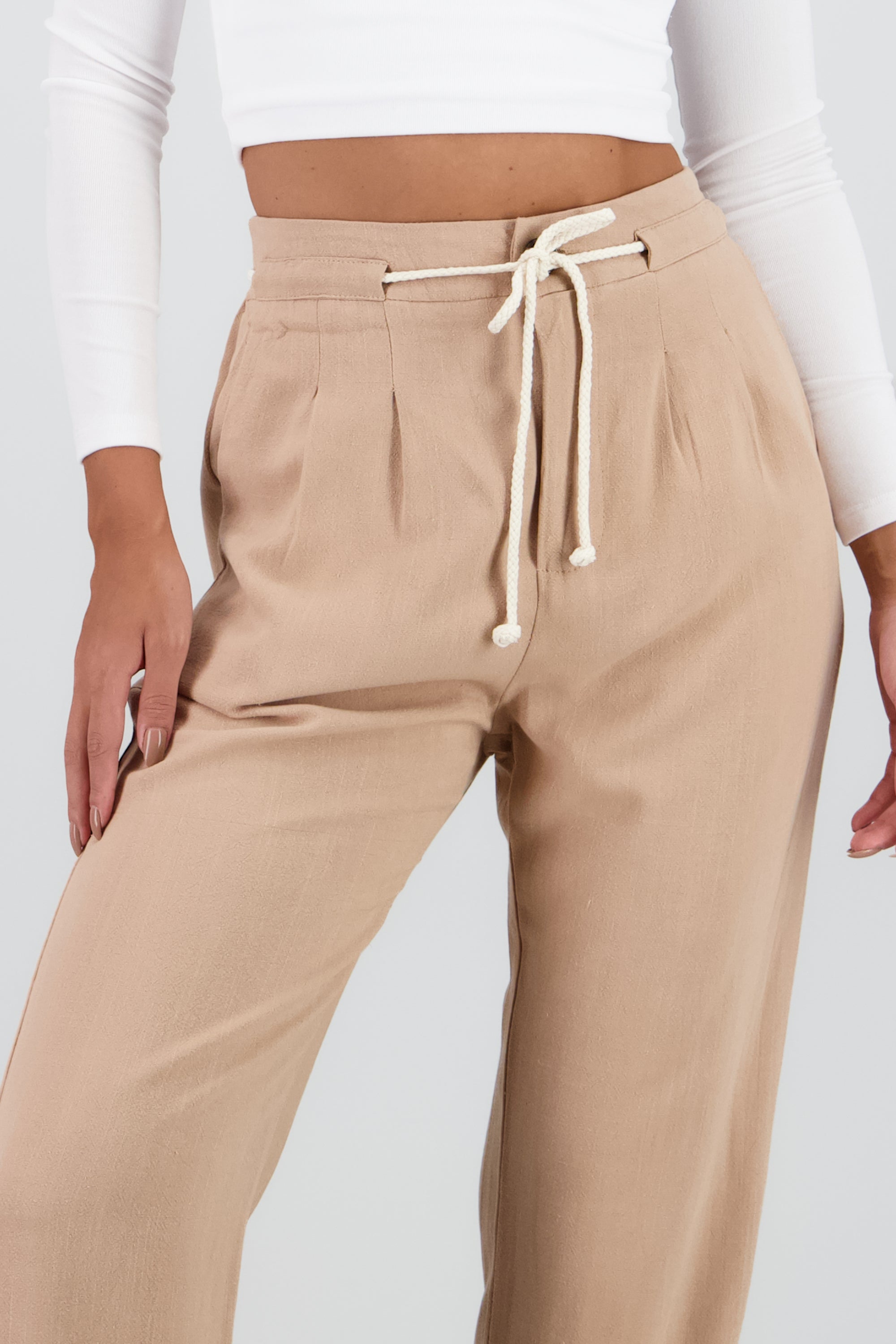 Pantalon recto liso detalle cinturon CAFE