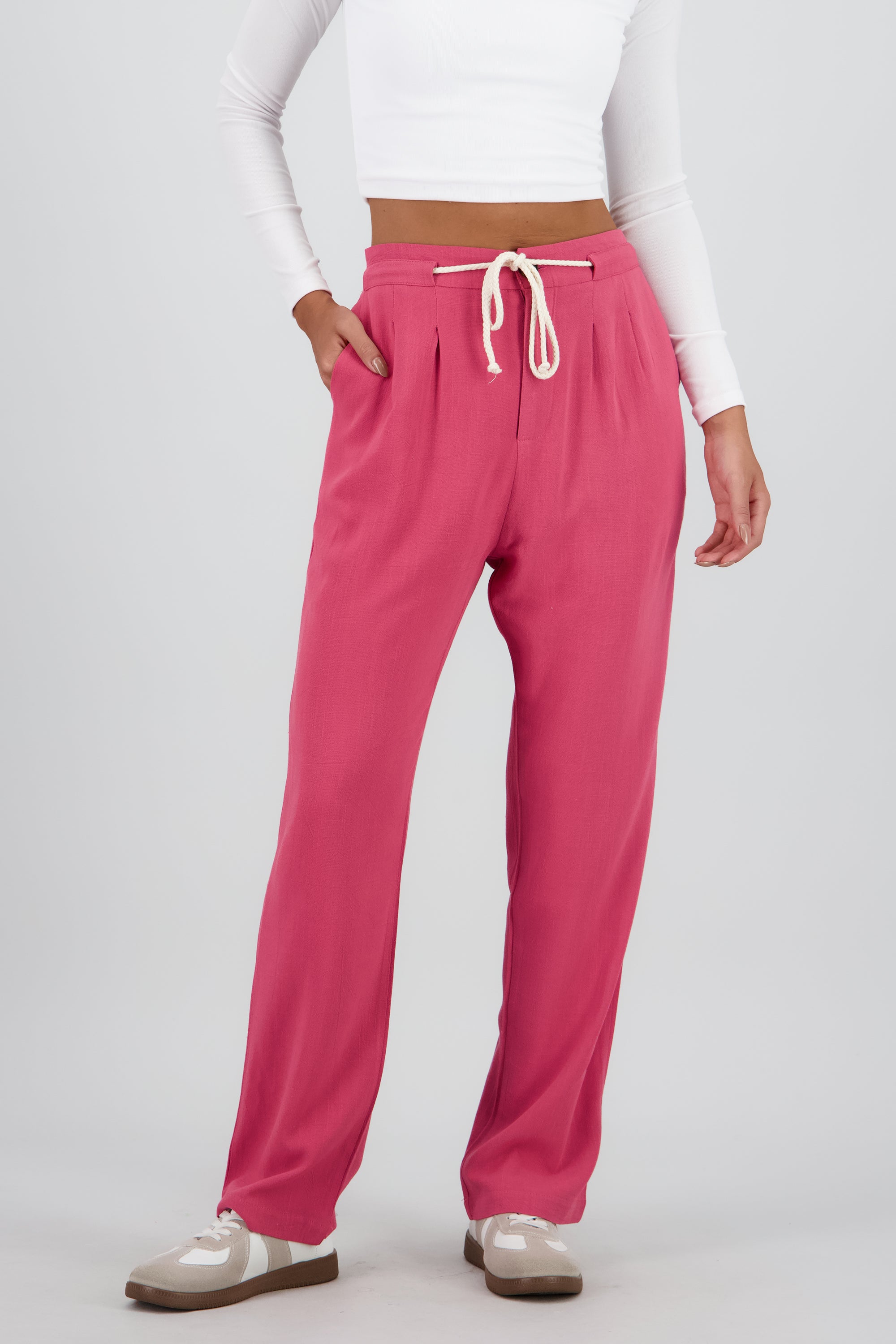 Pantalon recto liso detalle cinturon ROJO