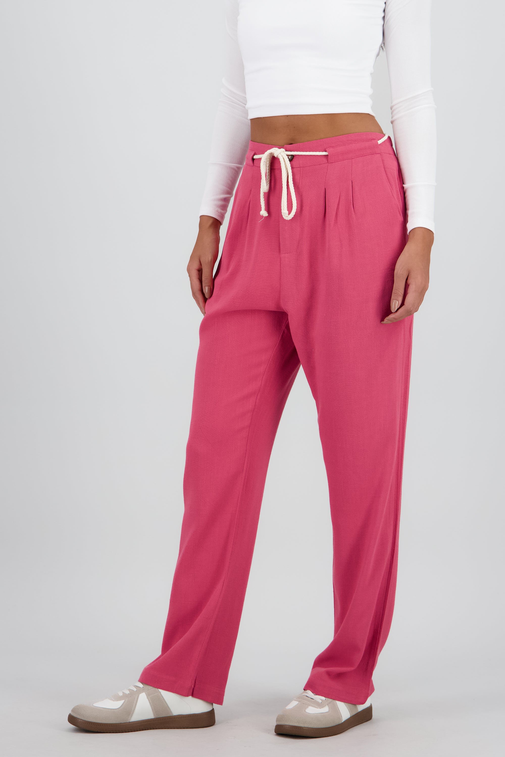 Pantalon recto liso detalle cinturon ROJO