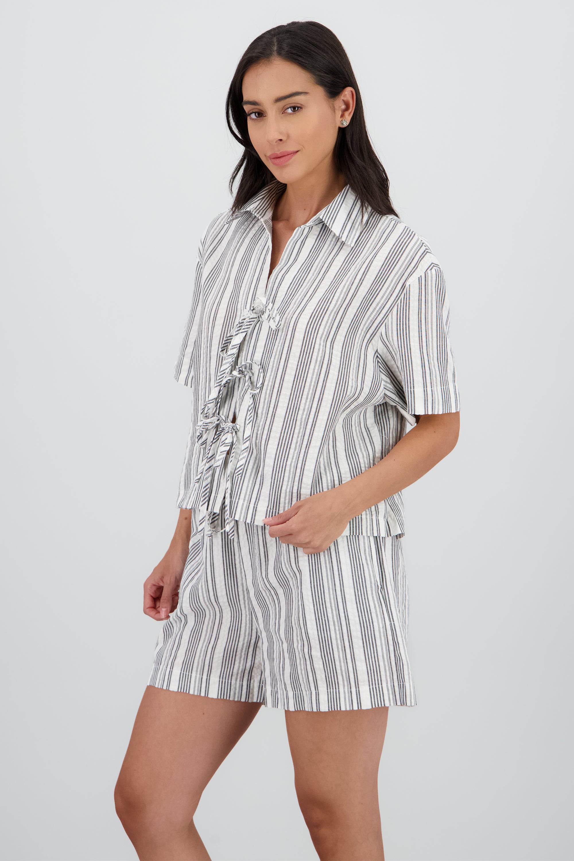 Camisa manga corta detalle moños NEGRO COMBO