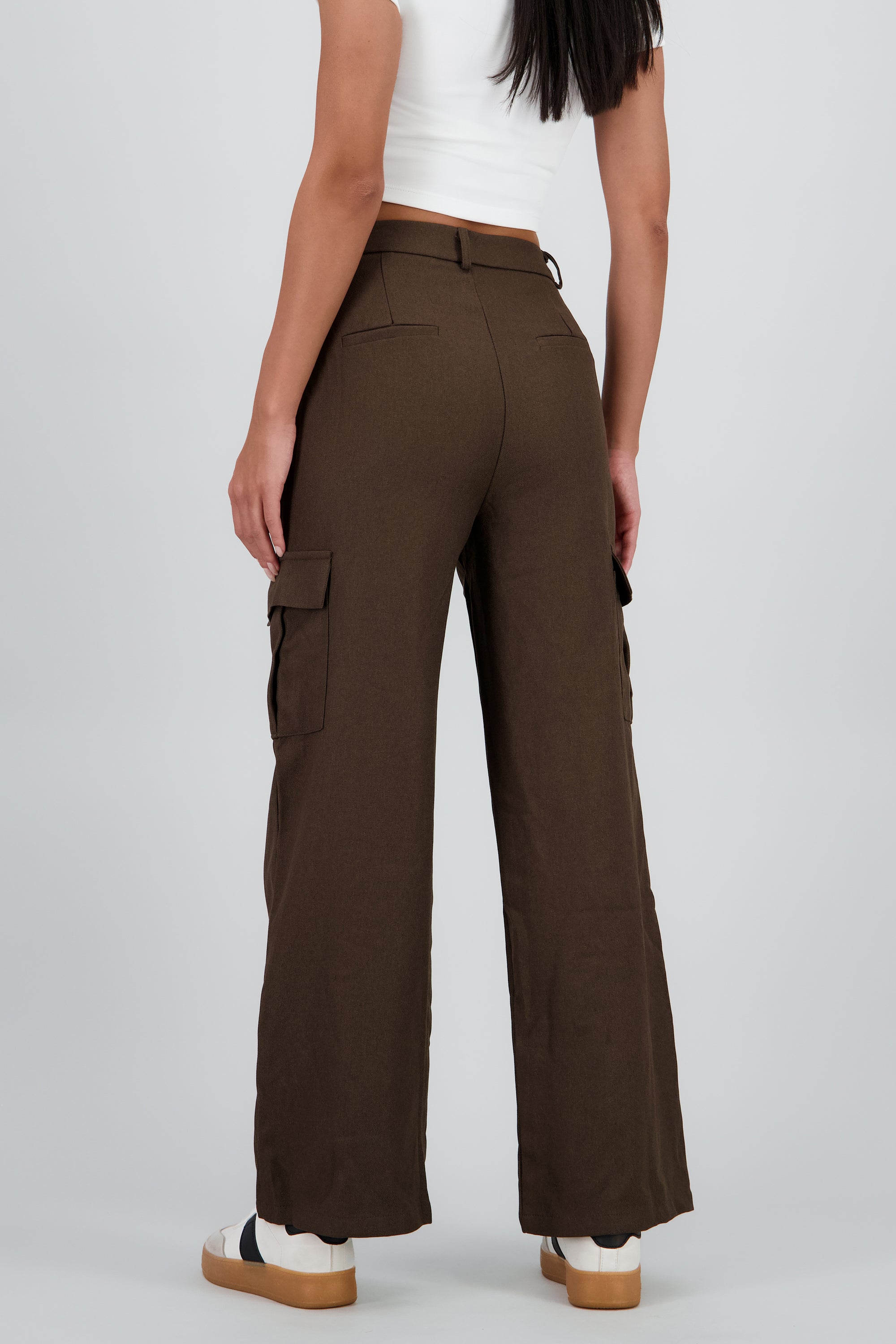 Pantalon liso recto detalle bolsas CAFE