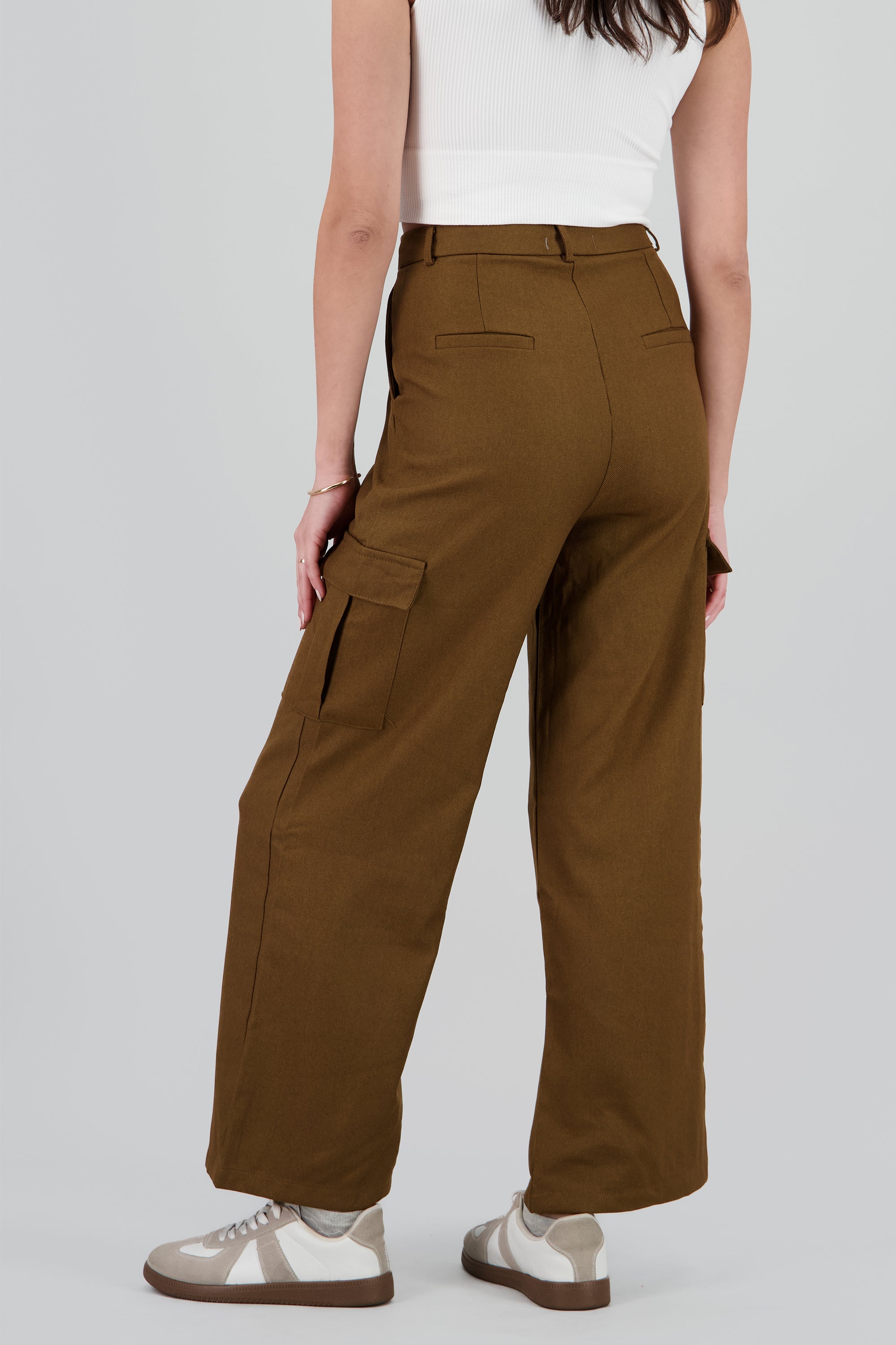 Pantalon liso recto detalle bolsas CAMELLO