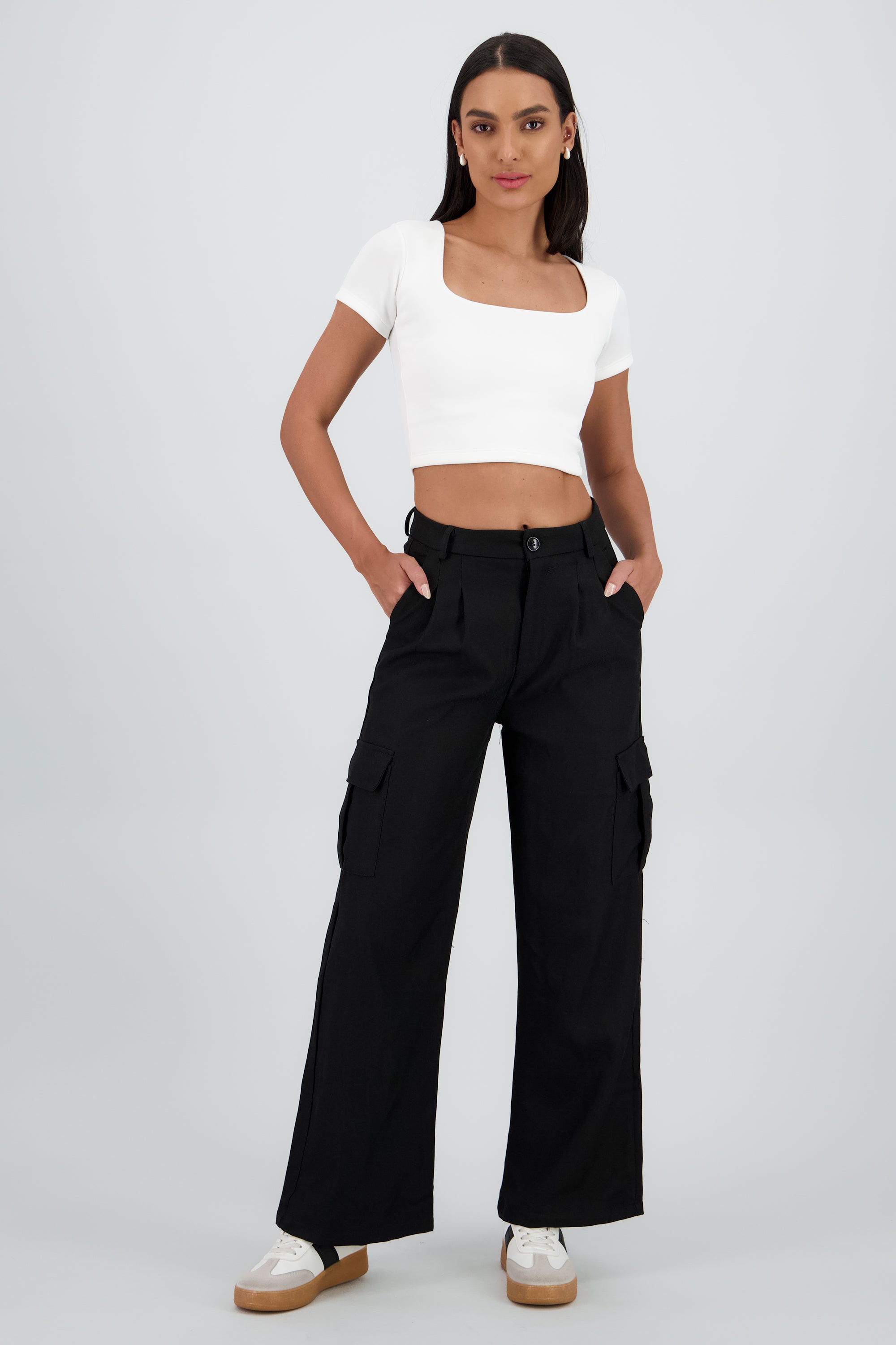 Pantalon liso recto detalle bolsas NEGRO