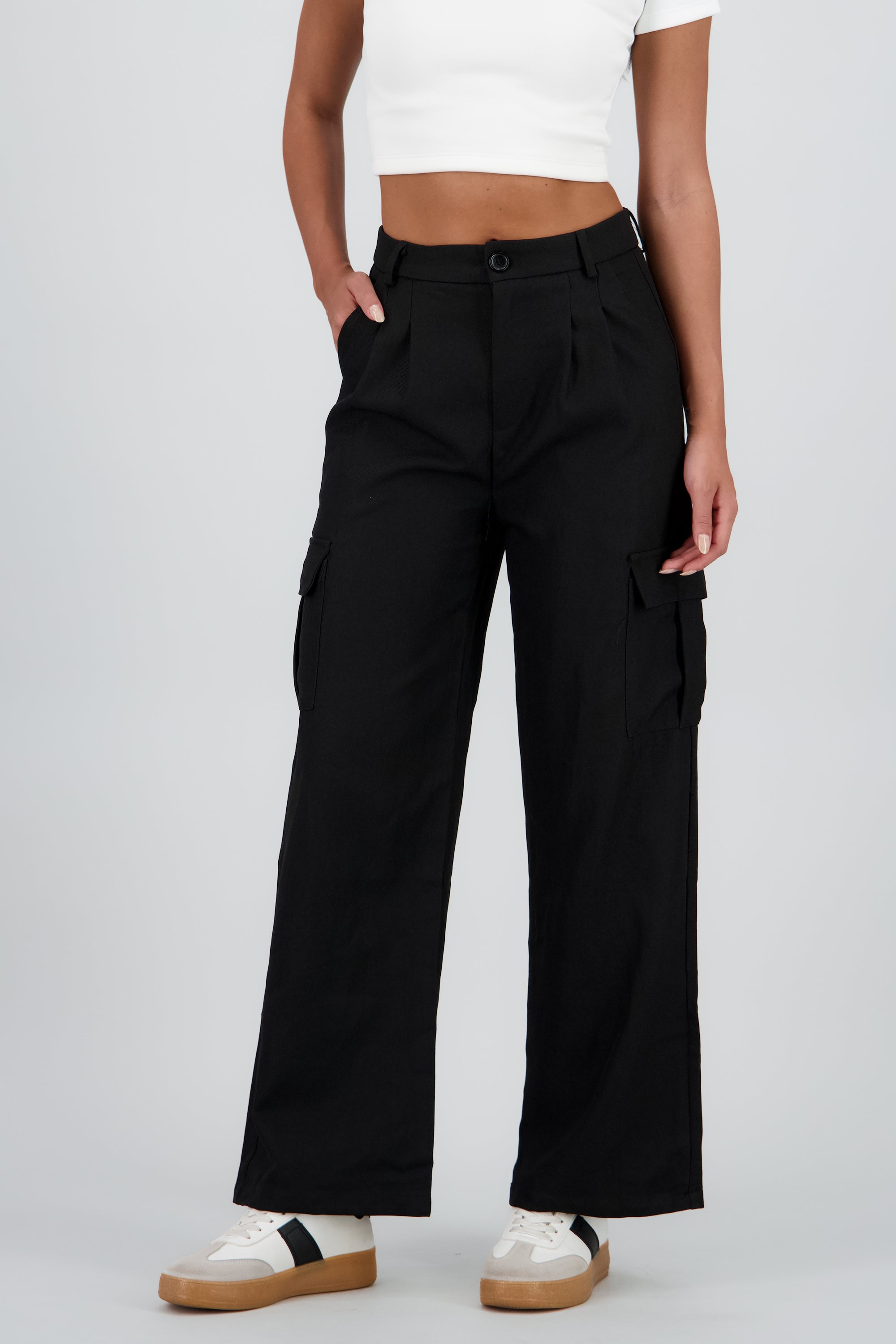 Pantalon liso recto detalle bolsas NEGRO
