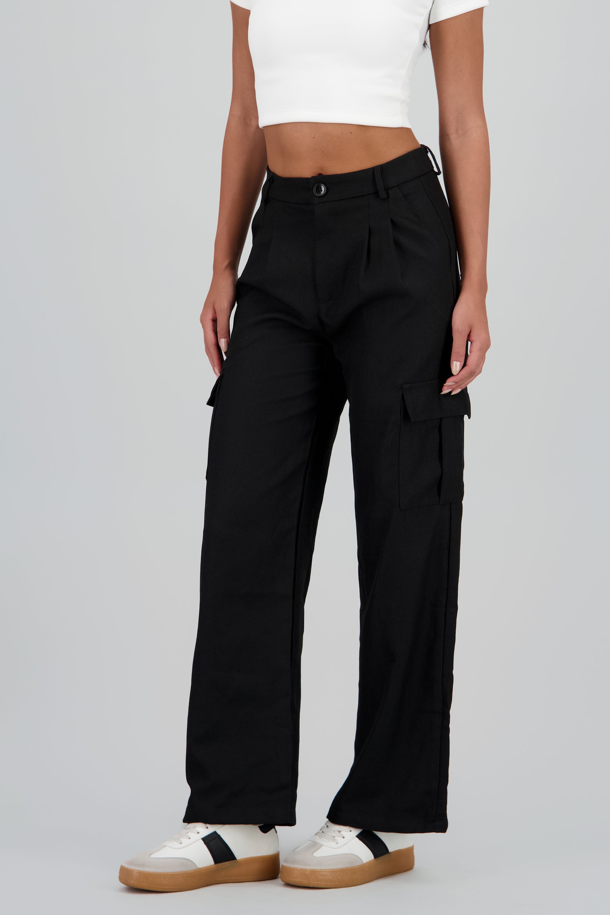 Pantalon liso recto detalle bolsas NEGRO
