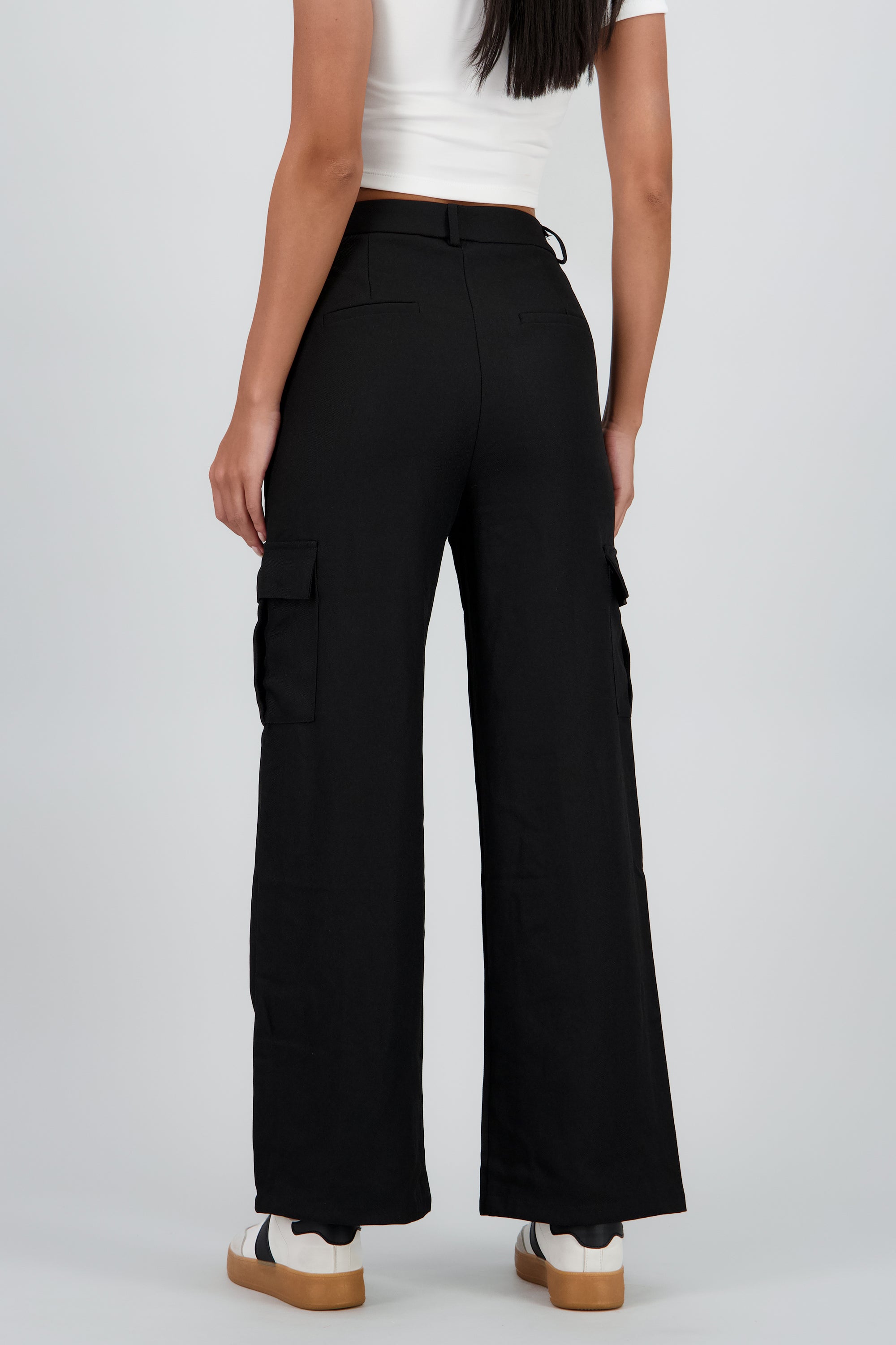 Pantalon liso recto detalle bolsas NEGRO
