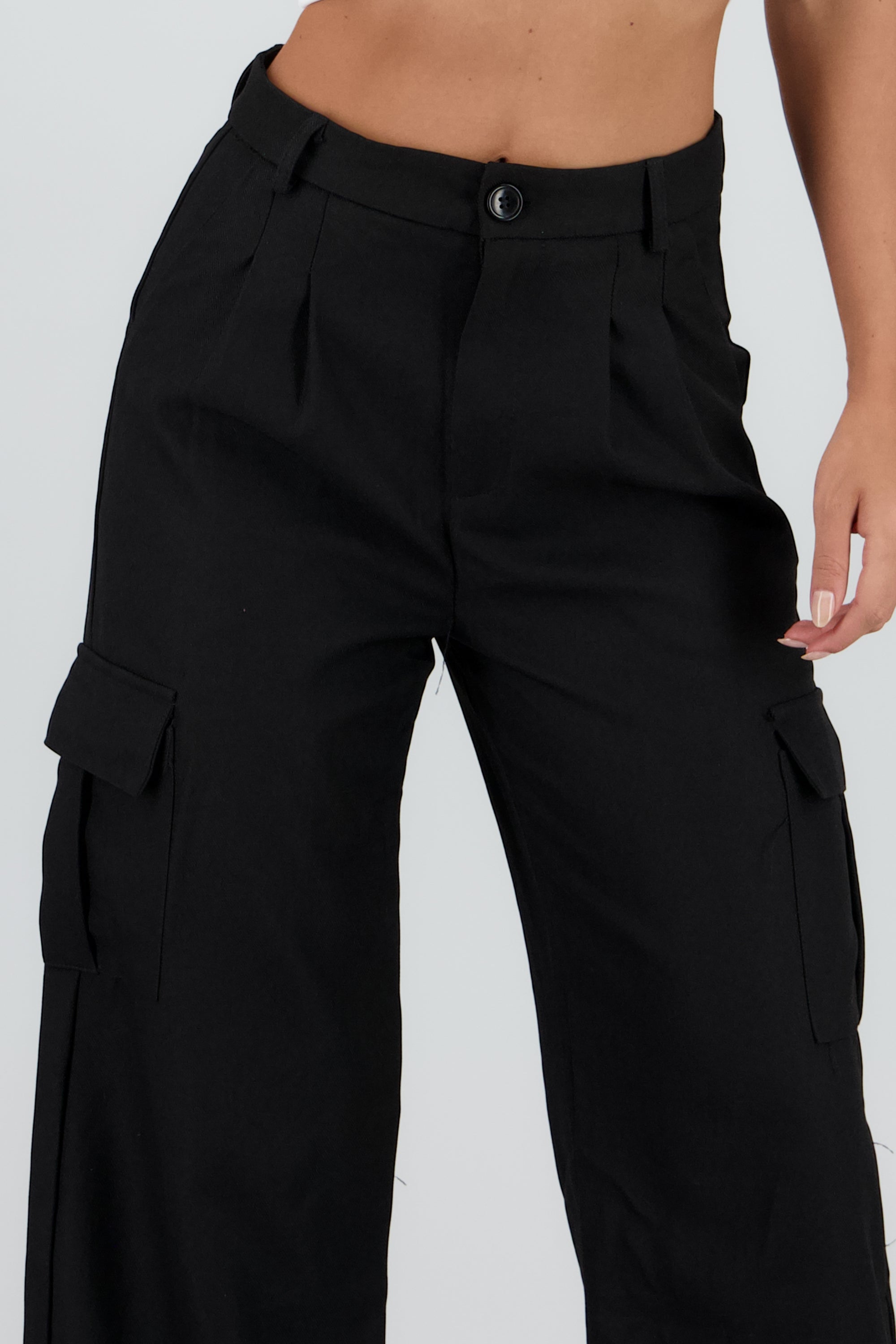 Pantalon liso recto detalle bolsas NEGRO
