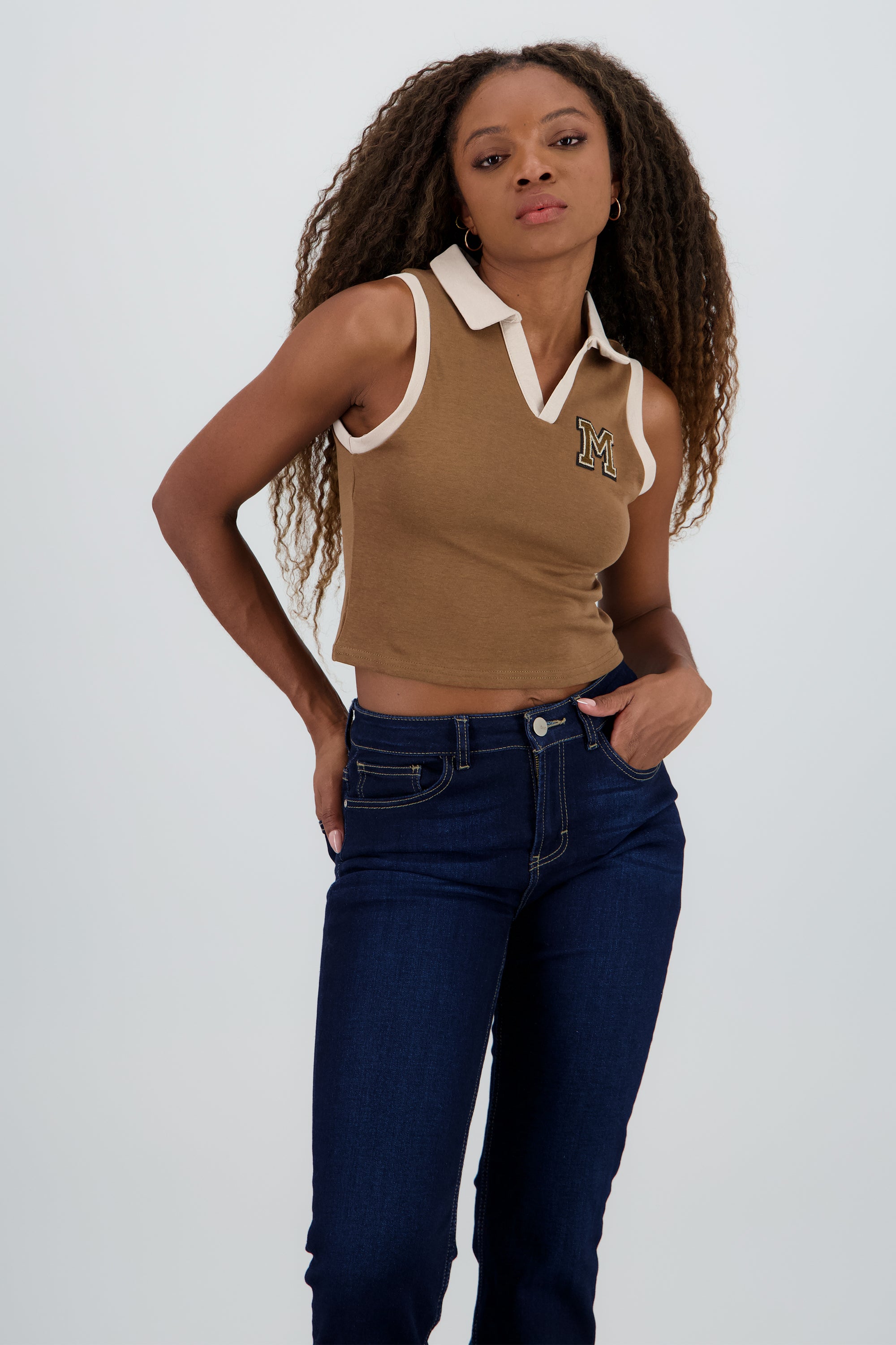 Top cuello polo sin mangas detalle bordado CAFE