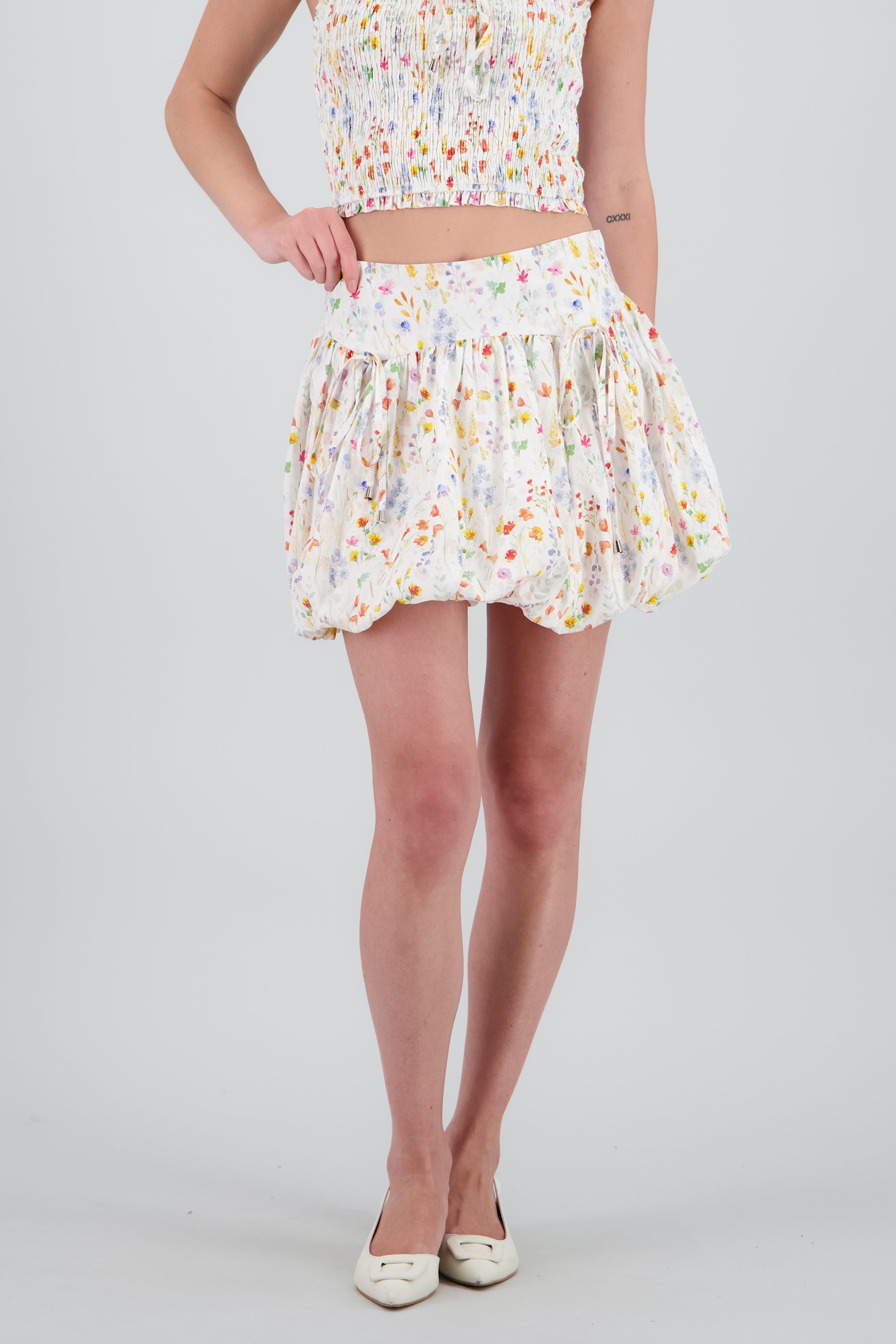 Falda mini globo estampado flores BLANCO COMBO