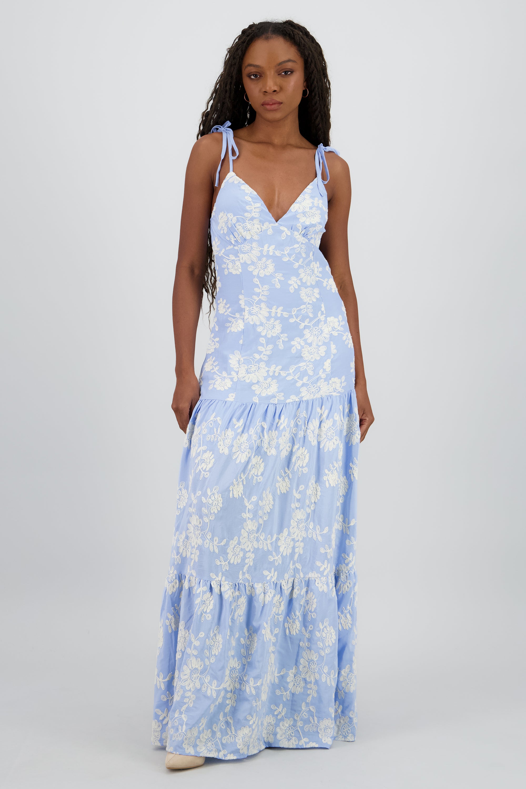 Vestido maxi tirantes olanes detalle bordado AZUL CIELO