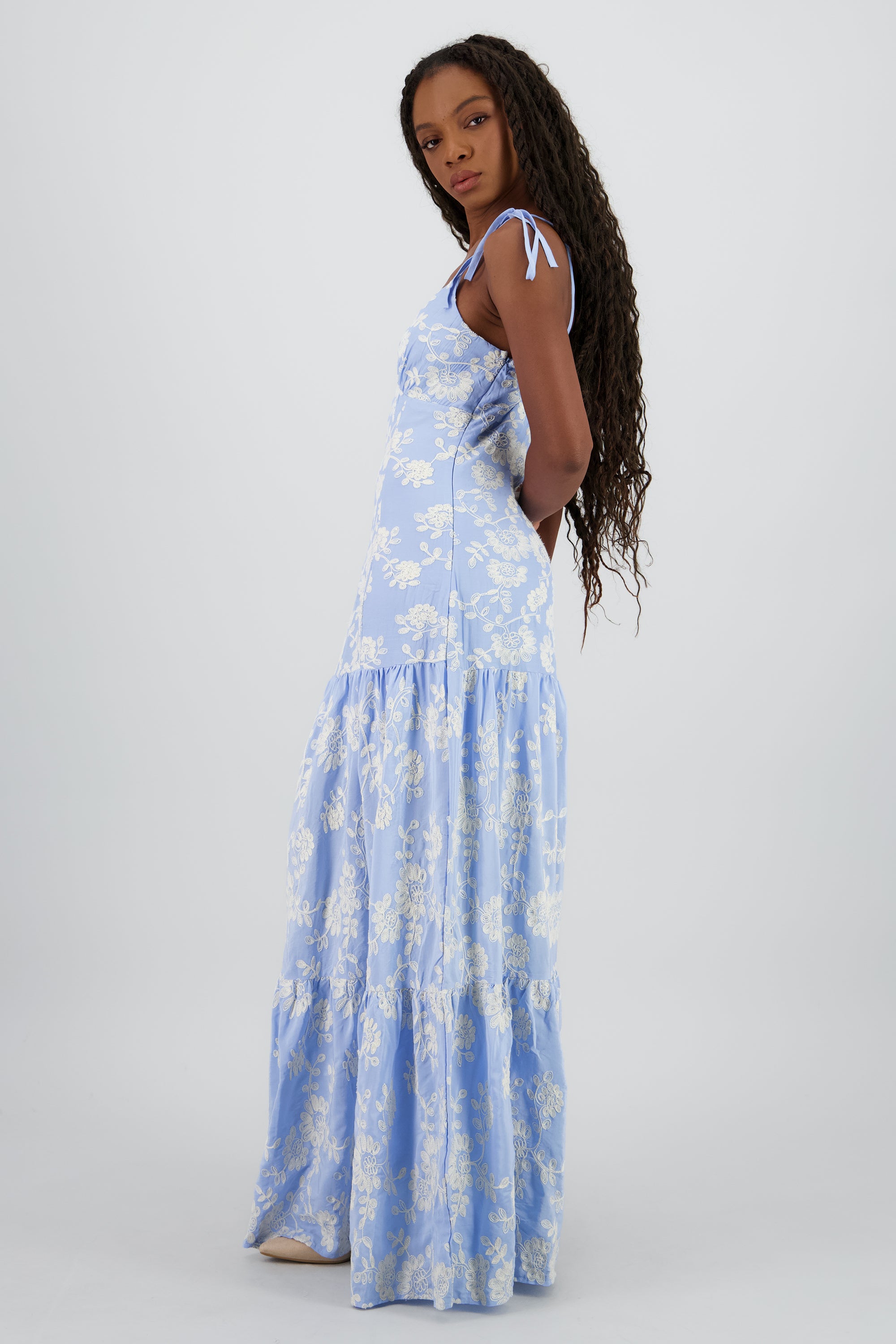 Vestido maxi tirantes olanes detalle bordado AZUL CIELO