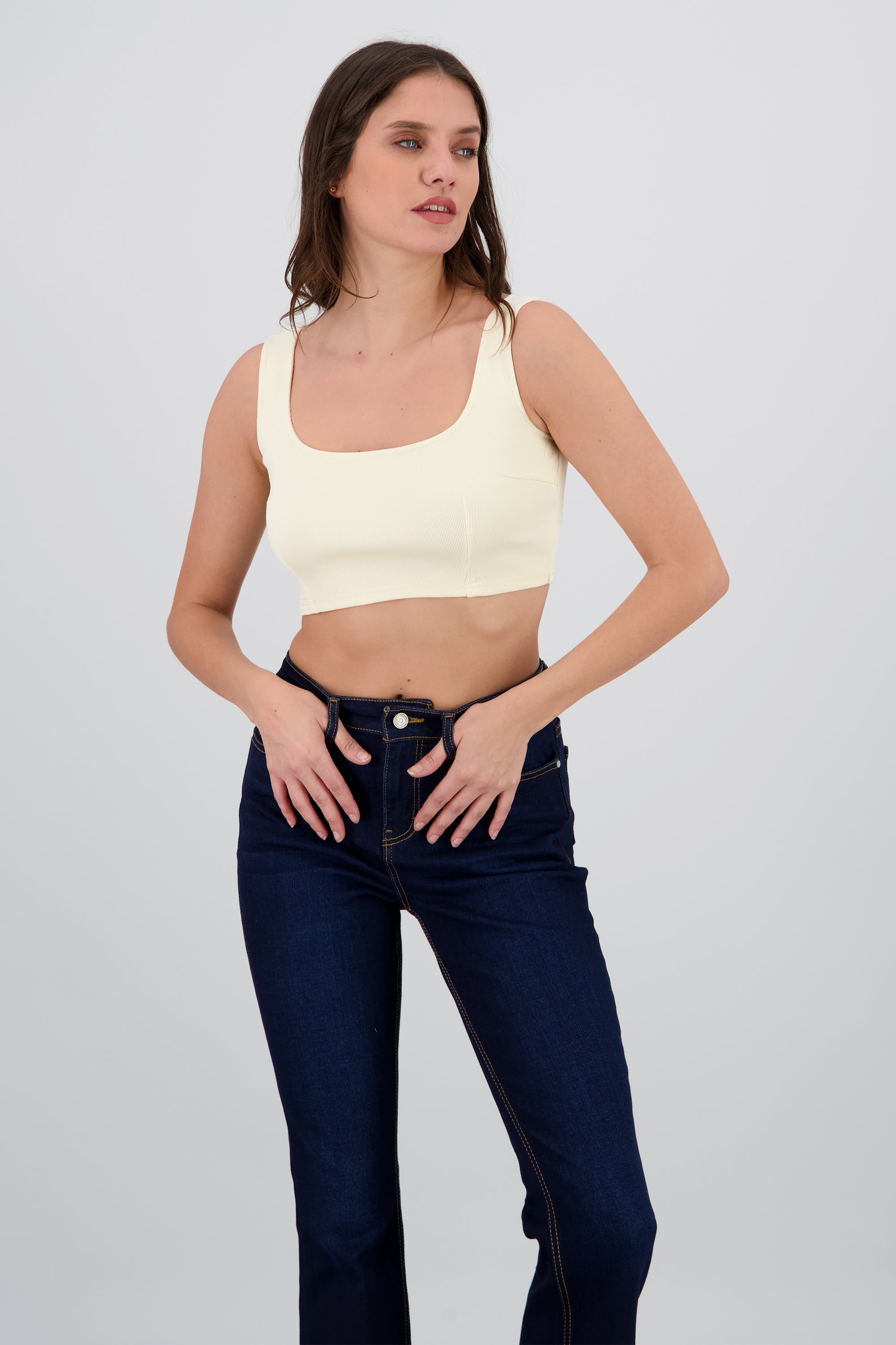 Top crop tirantes escote cuadrado CREMA