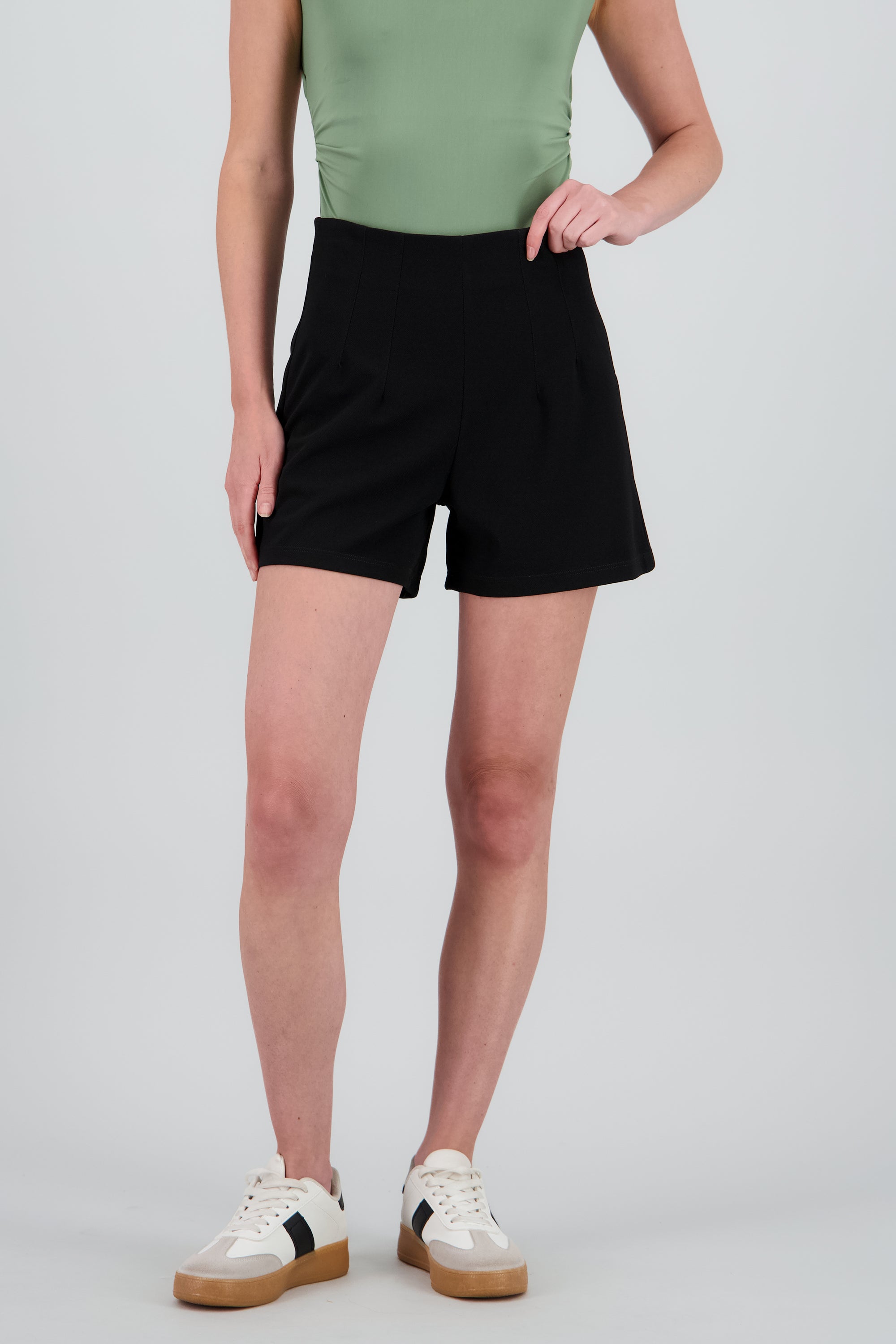 Shorts detalle pinzas NEGRO