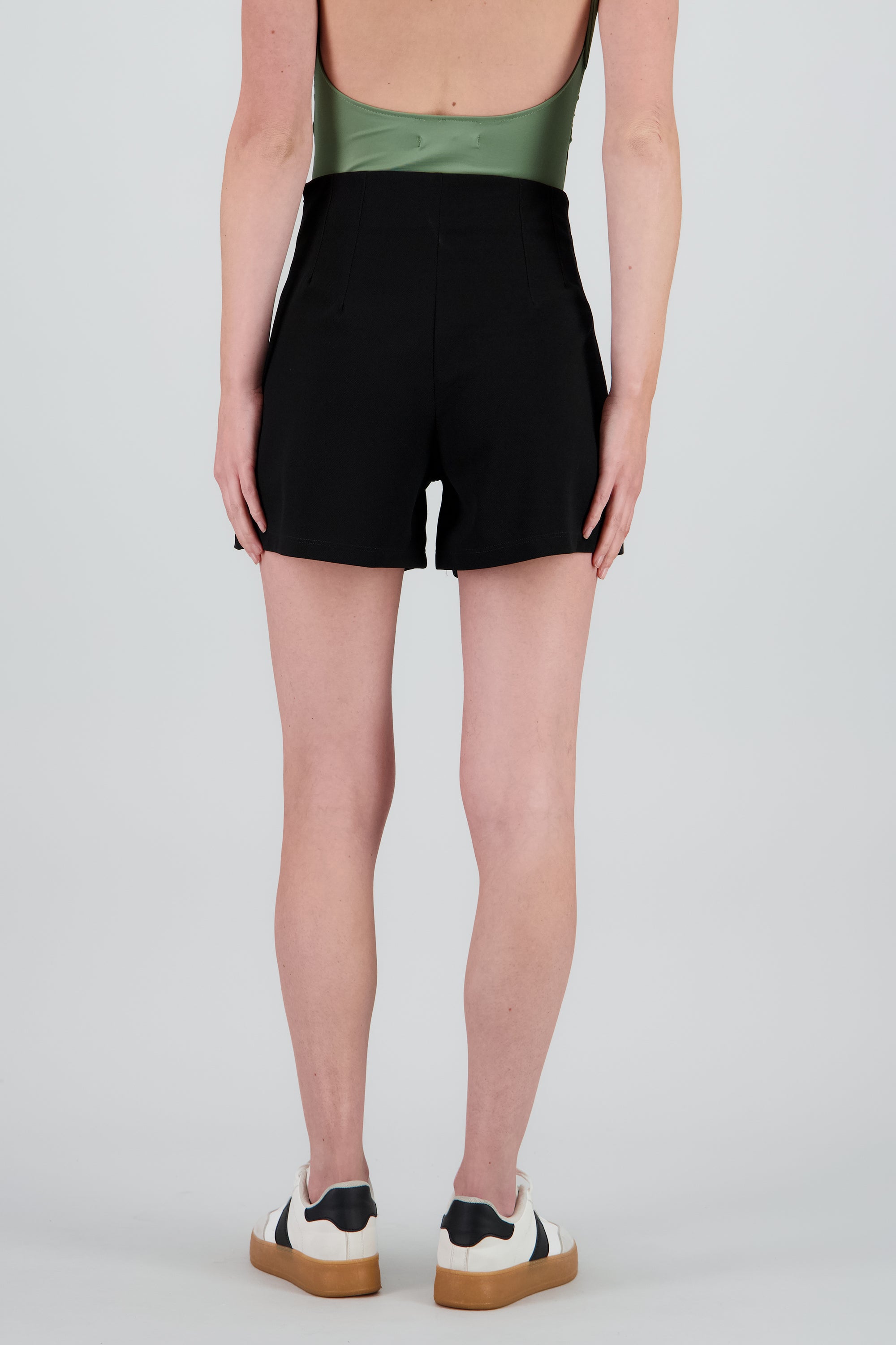 Shorts detalle pinzas NEGRO